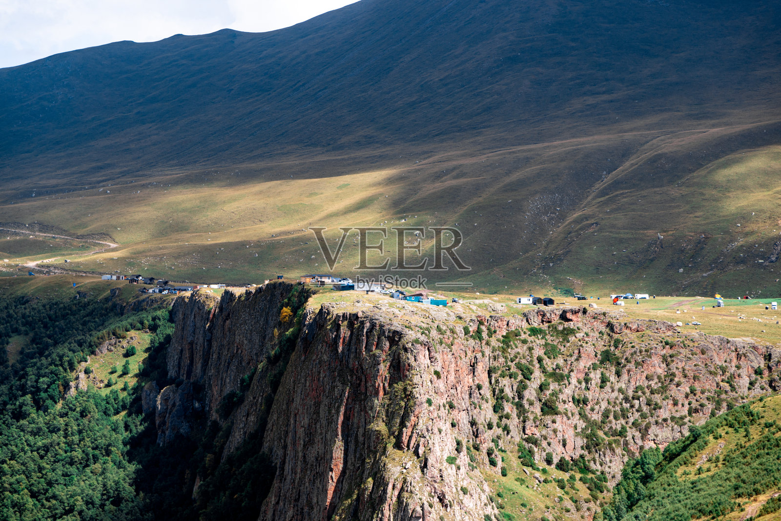 吉利苏地区的旅游营地。吉利苏地区是位于埃尔布鲁士山北侧的卡巴尔丁-巴尔卡尔共和国的一个度假区，拥有大量的温泉和瀑布。照片摄影图片