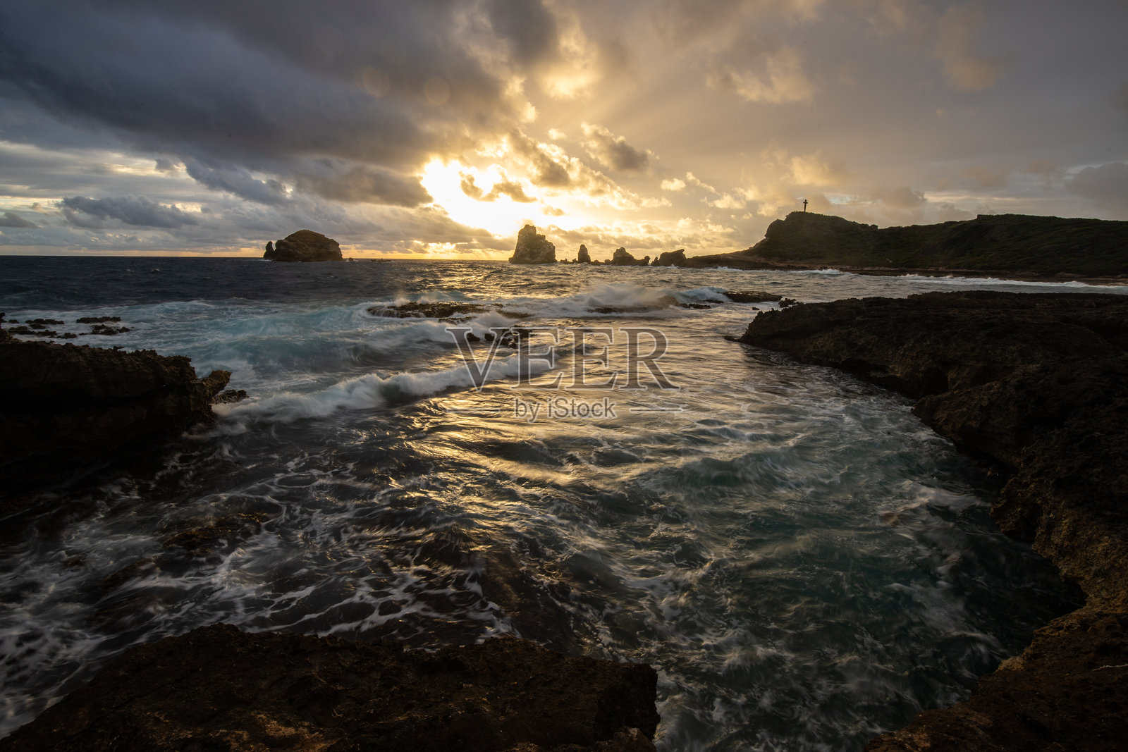 海湾中有尖锐岩石形成的崎岖海岸。位于法属安地卡的瓜德罗普大岛的查特角俯瞰着蜂鸟角。照片摄影图片