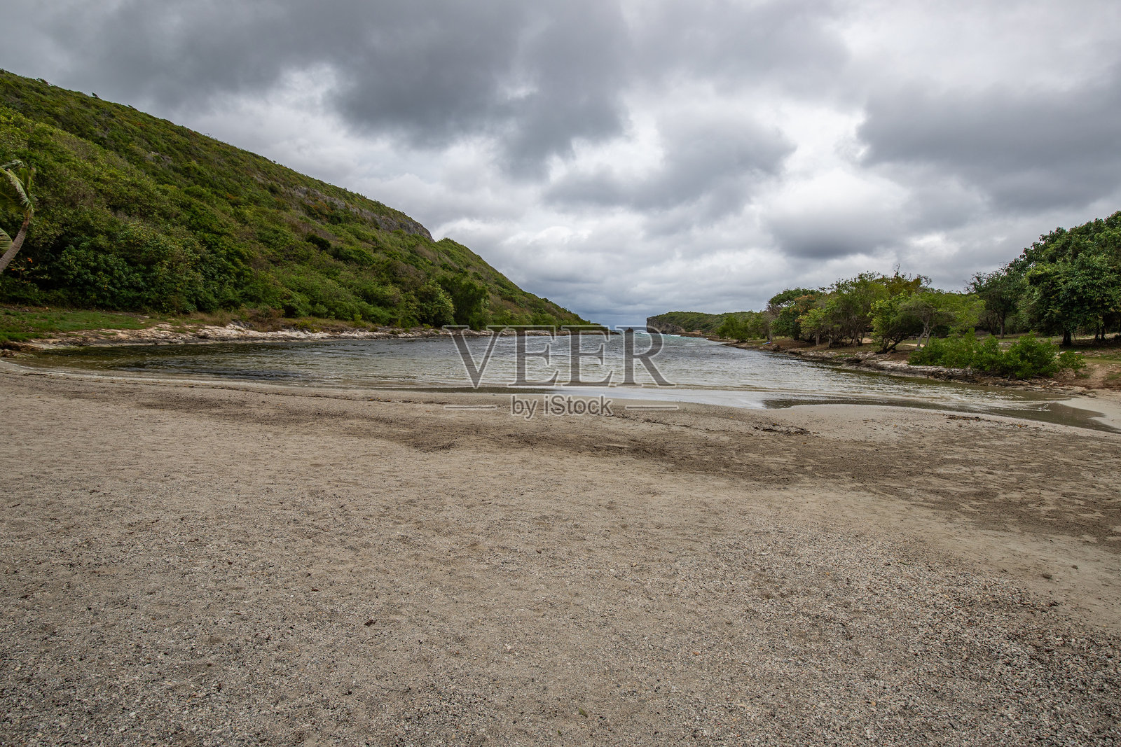 日落时分，位于法属安地卡的瓜德罗普大岛拉波特丹费尔的岩石海岸和长海湾。照片摄影图片