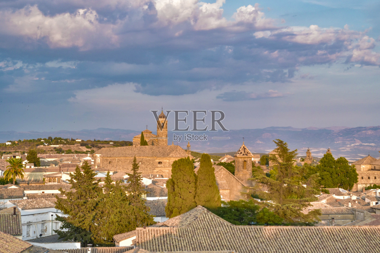 安达卢西亚村庄的屋顶在日落时分照片摄影图片