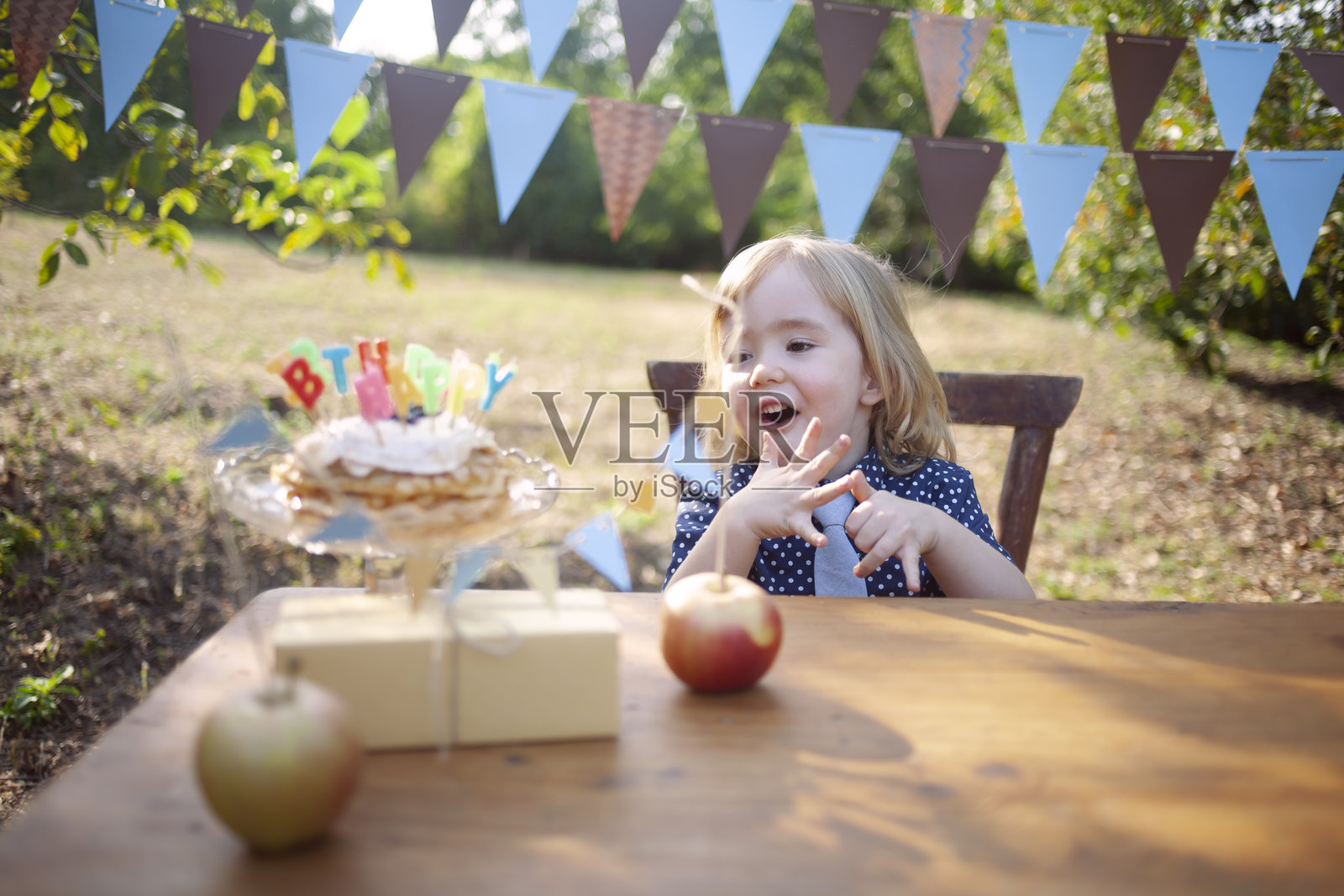 一个兴奋的小孩在庆祝生日派对的肖像照片摄影图片
