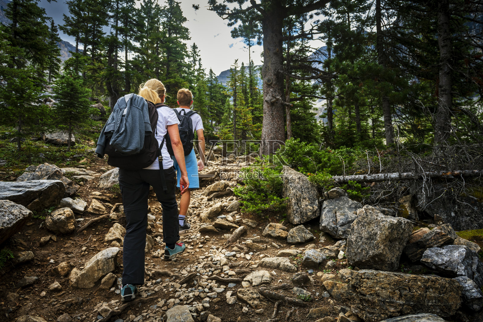 两个人在加拿大阿尔伯塔省的山中徒步旅行照片摄影图片