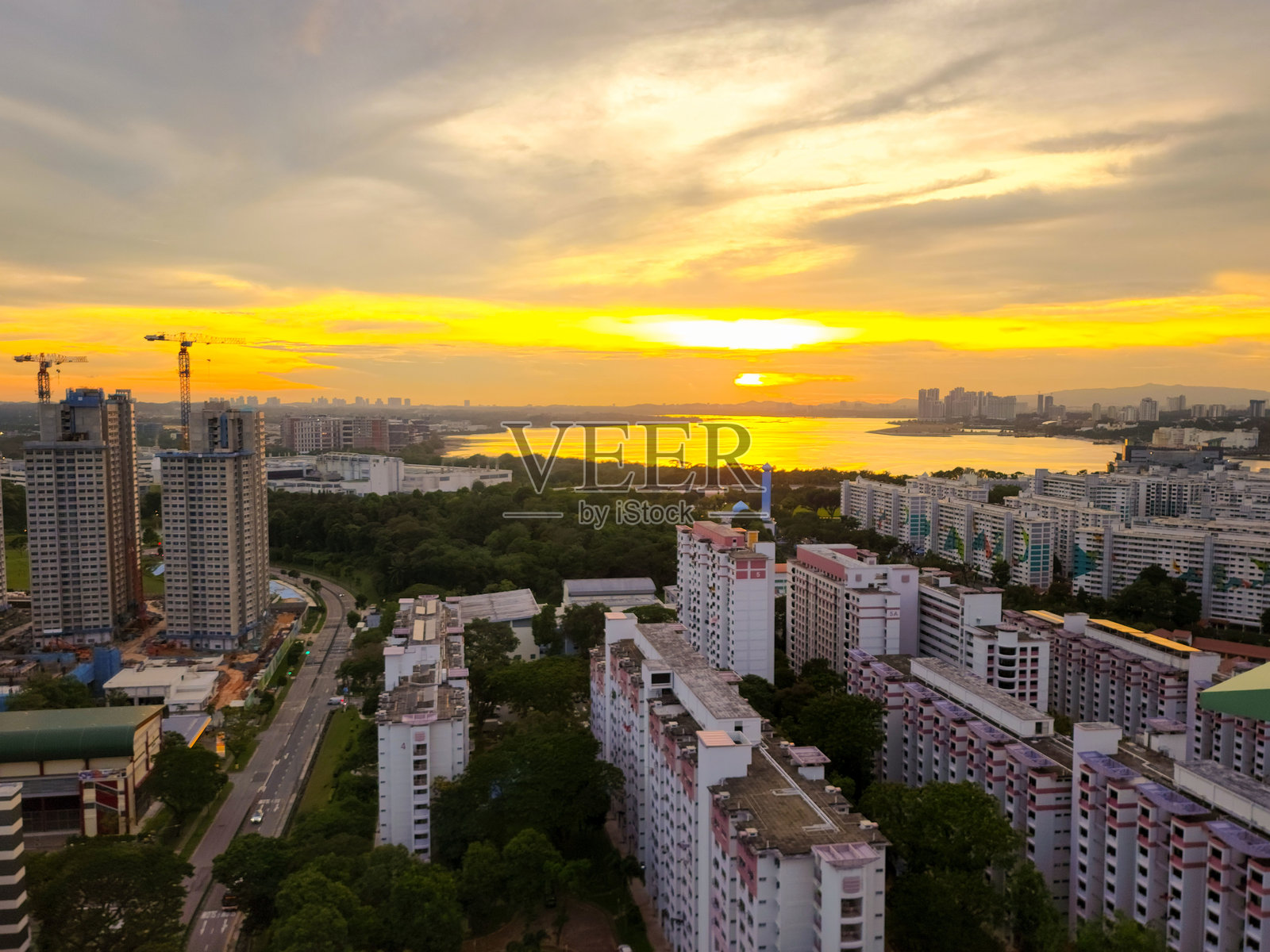 新加坡市和马来西亚柔佛州的黄昏鸟瞰图。照片摄影图片