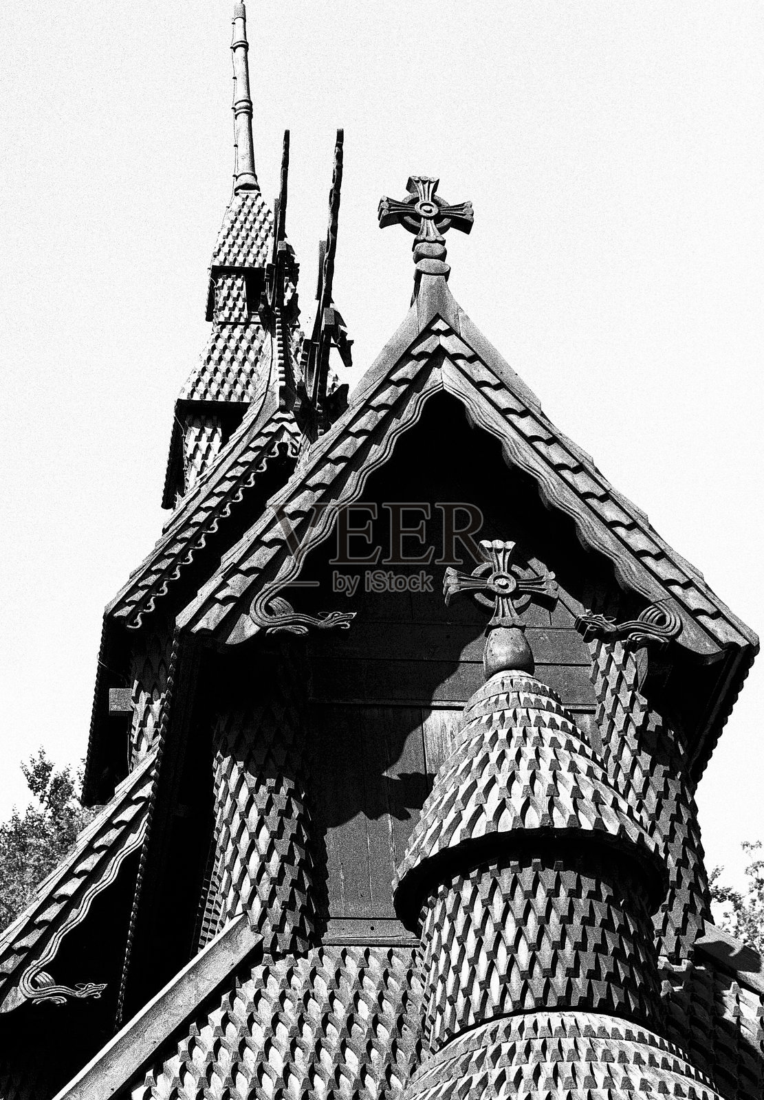 挪威木桩教堂以黑白颗粒感胶卷拍摄照片摄影图片