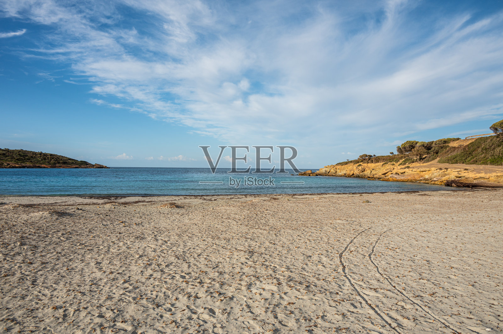 撒尔迪尼亚的萨佩尔达隆加海滩，碧蓝的海水与湛蓝的天空相映成趣照片摄影图片