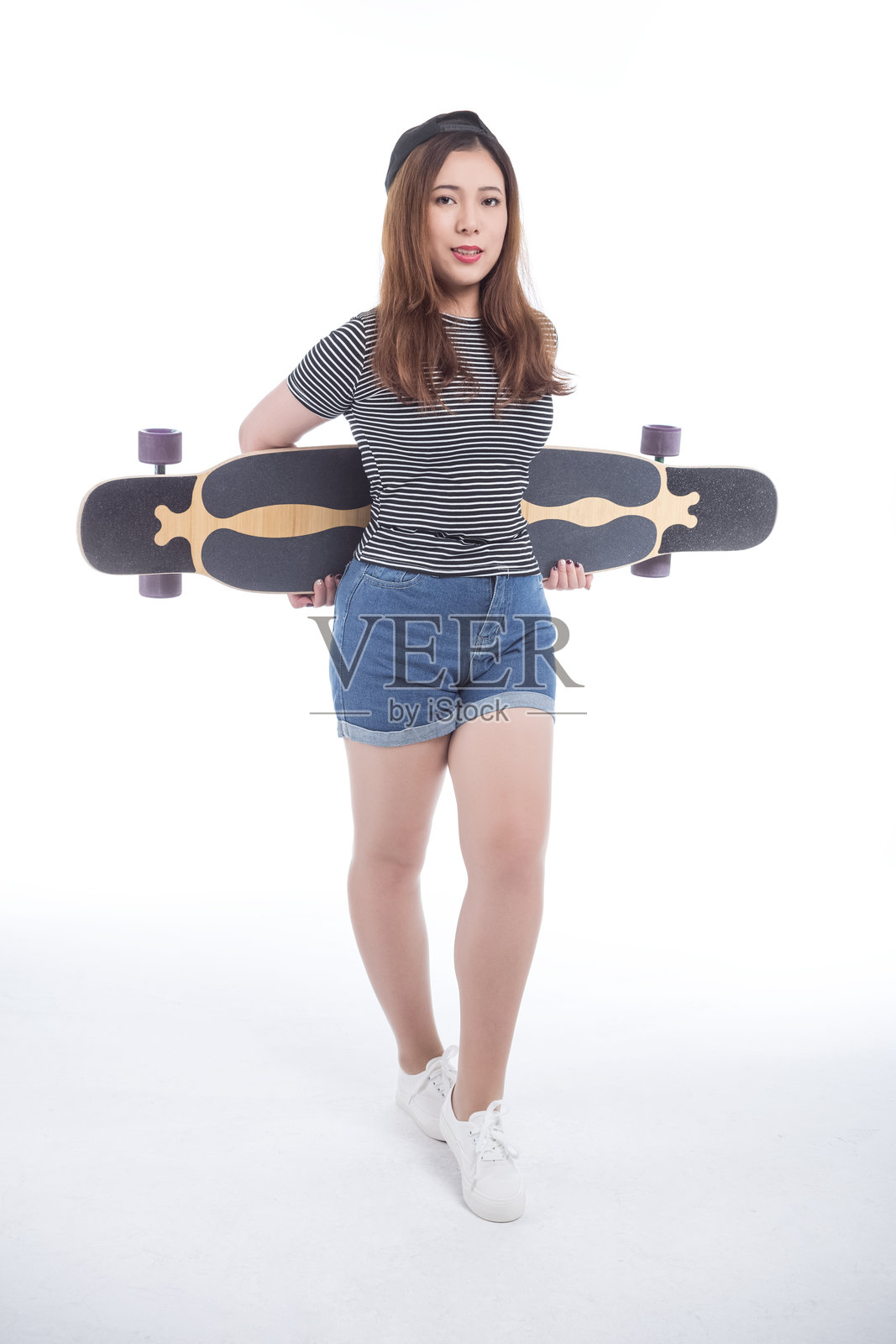 美丽漂亮的年轻诱惑女性在白色背景下摆姿势，手持长板桌。照片摄影图片