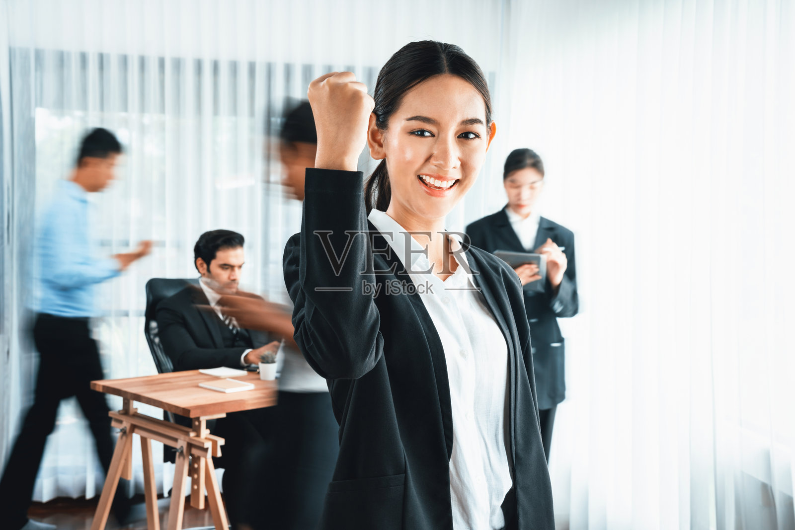 职业女性肖像与运动模糊背景。服装照片摄影图片