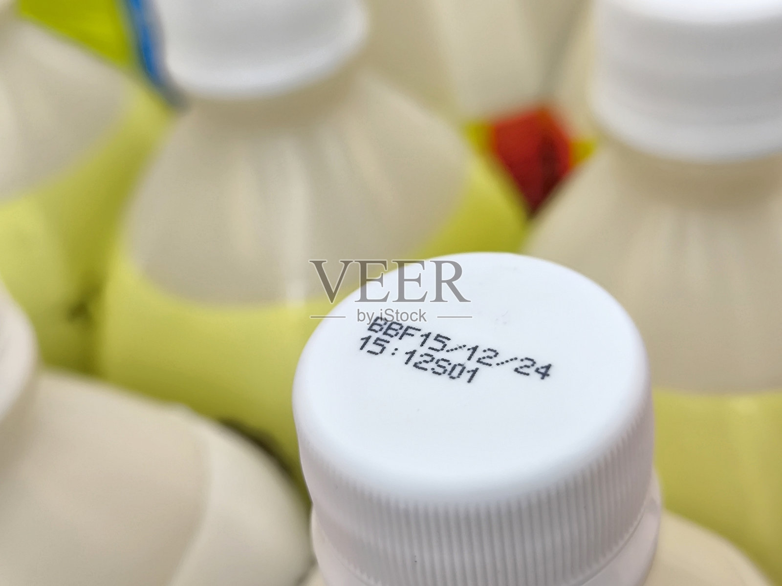 牛奶瓶上的过期日期焦点。过期日期。乳制品照片摄影图片