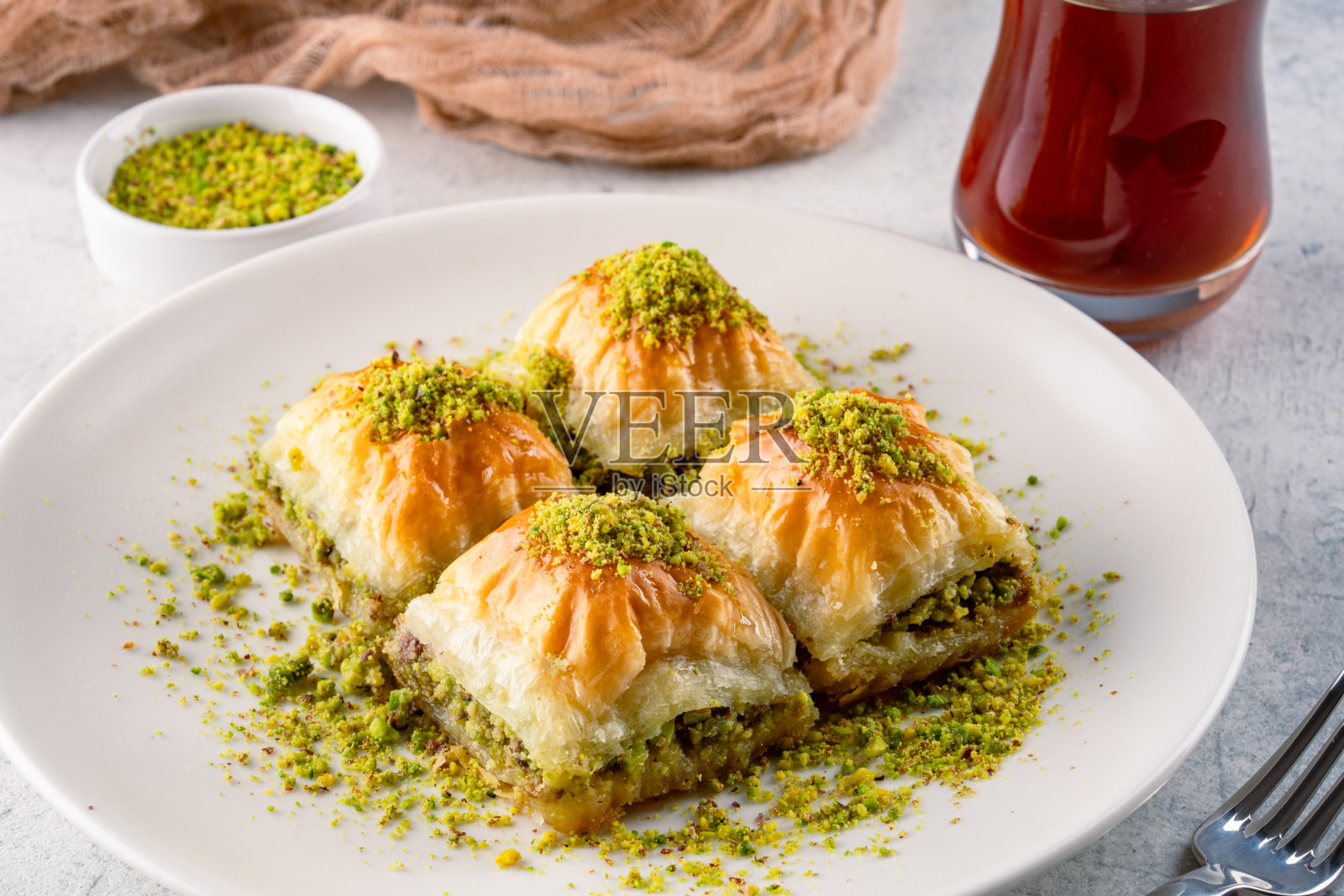 含有开心果的传统土耳其甜点巴克拉瓦照片摄影图片