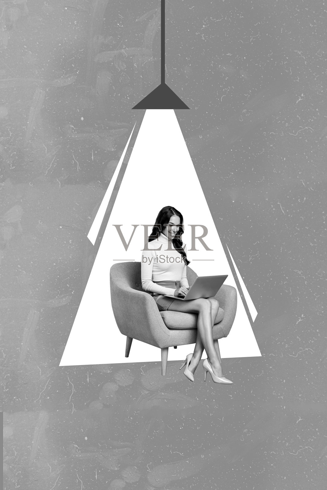 女孩坐在椅子上，使用笔记本电脑，灯光照亮，背景为橙色，呈现出积极的黑白色调的垂直拼贴图。照片摄影图片