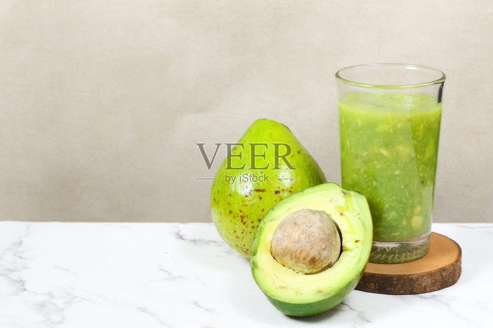 清爽的牛油果奶昔食谱：健康美味的绿色饮品照片摄影图片