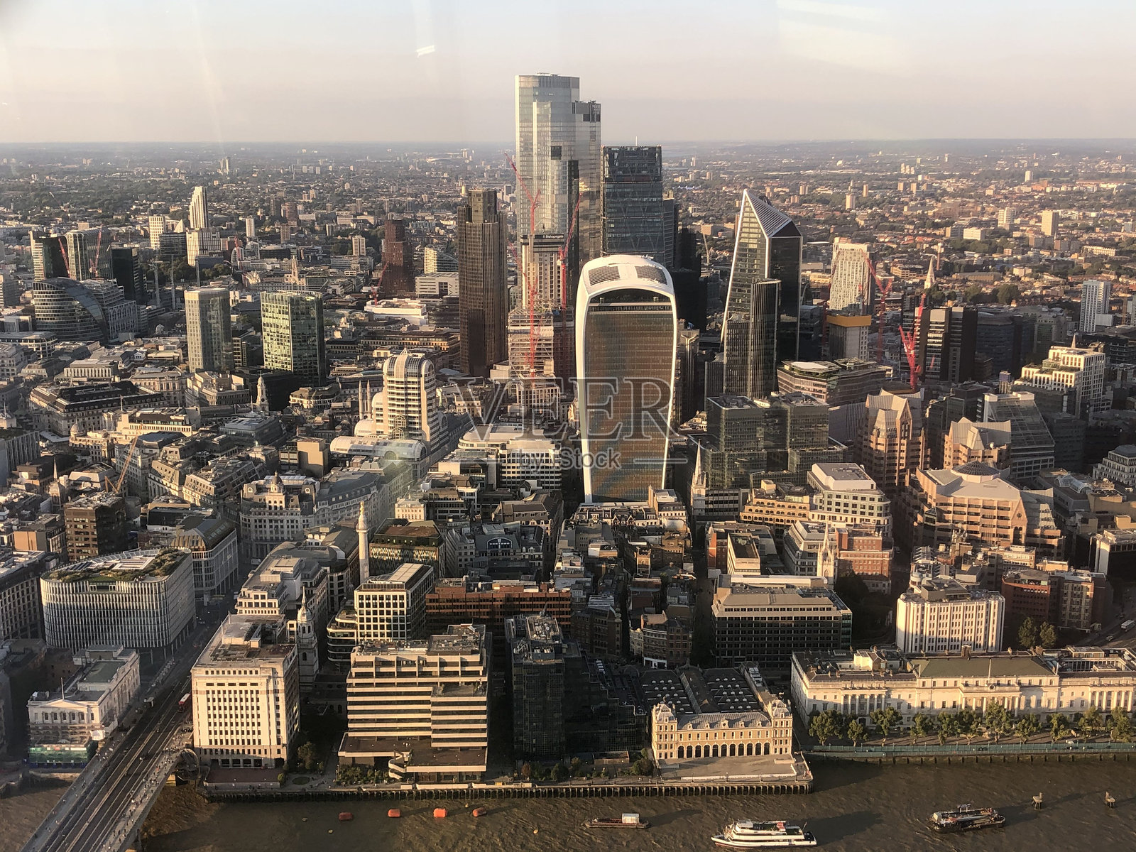 从碎片大厦俯瞰伦敦，英格兰的日落景色照片摄影图片