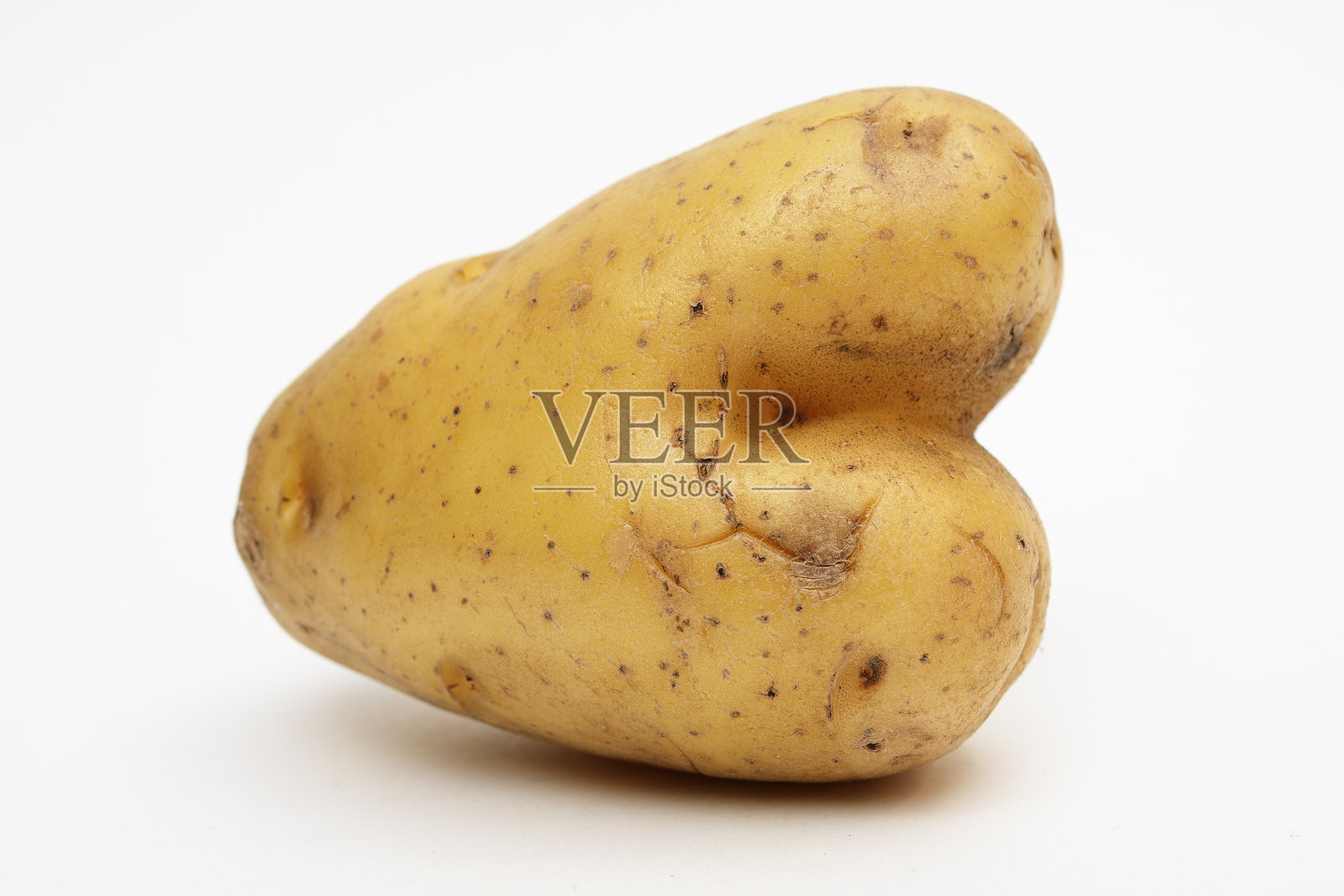 一张心形土豆的特写照片，展示其古怪而独特的自然形态照片摄影图片