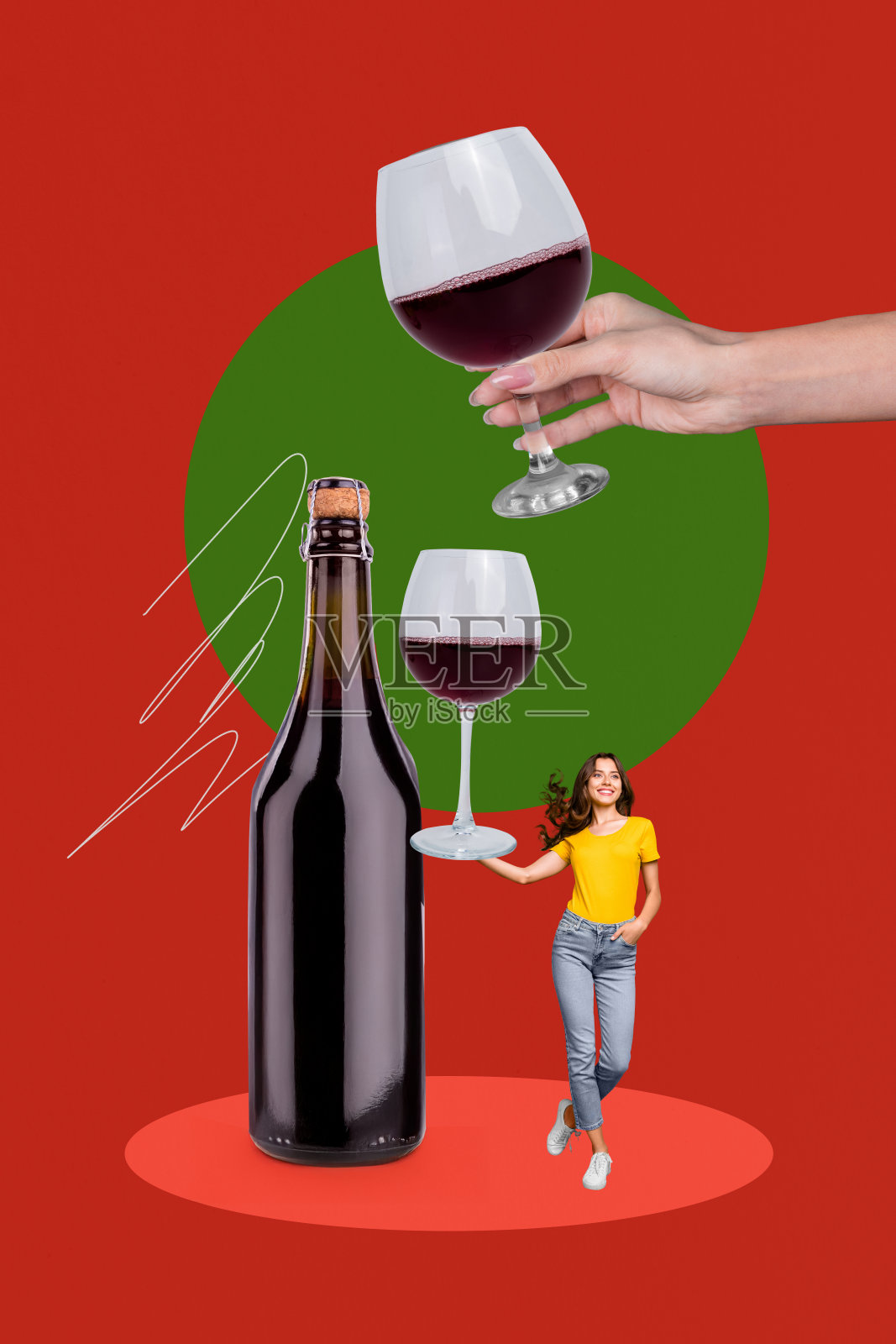 趋势艺术拼贴模板，合成草图，酒精鸡尾酒，周五饮品，瓶子，小巧的年轻女士手持酒杯庆祝照片摄影图片