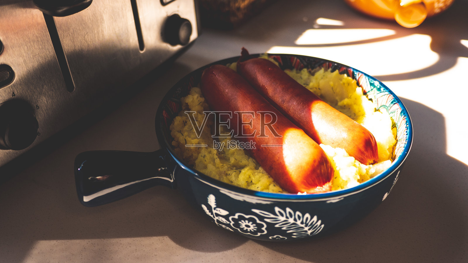 香肠和土豆泥，舒适的美食，盛在漂亮的陶瓷碗里照片摄影图片