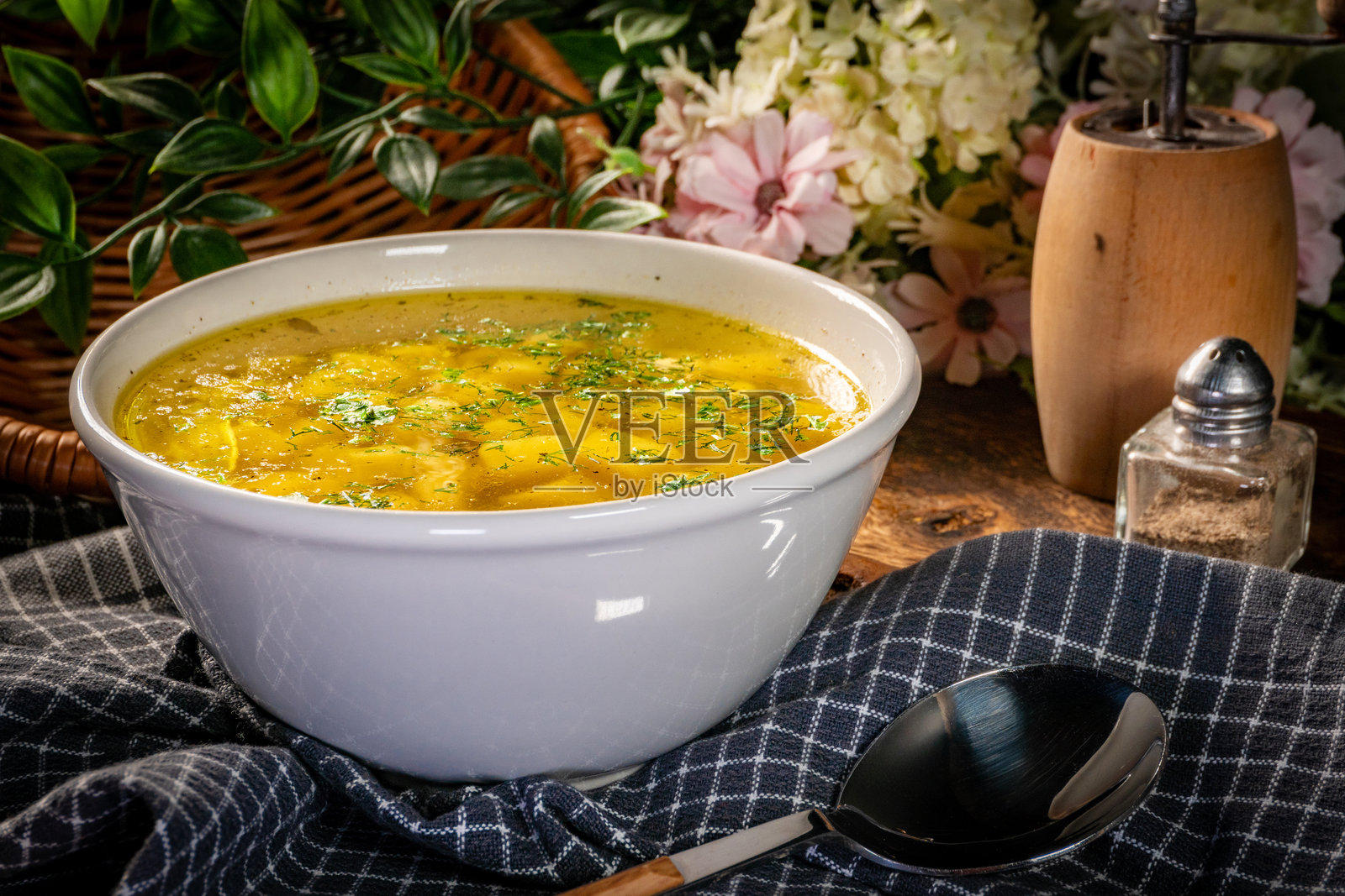 鸡肉汤盛在碗里。照片摄影图片