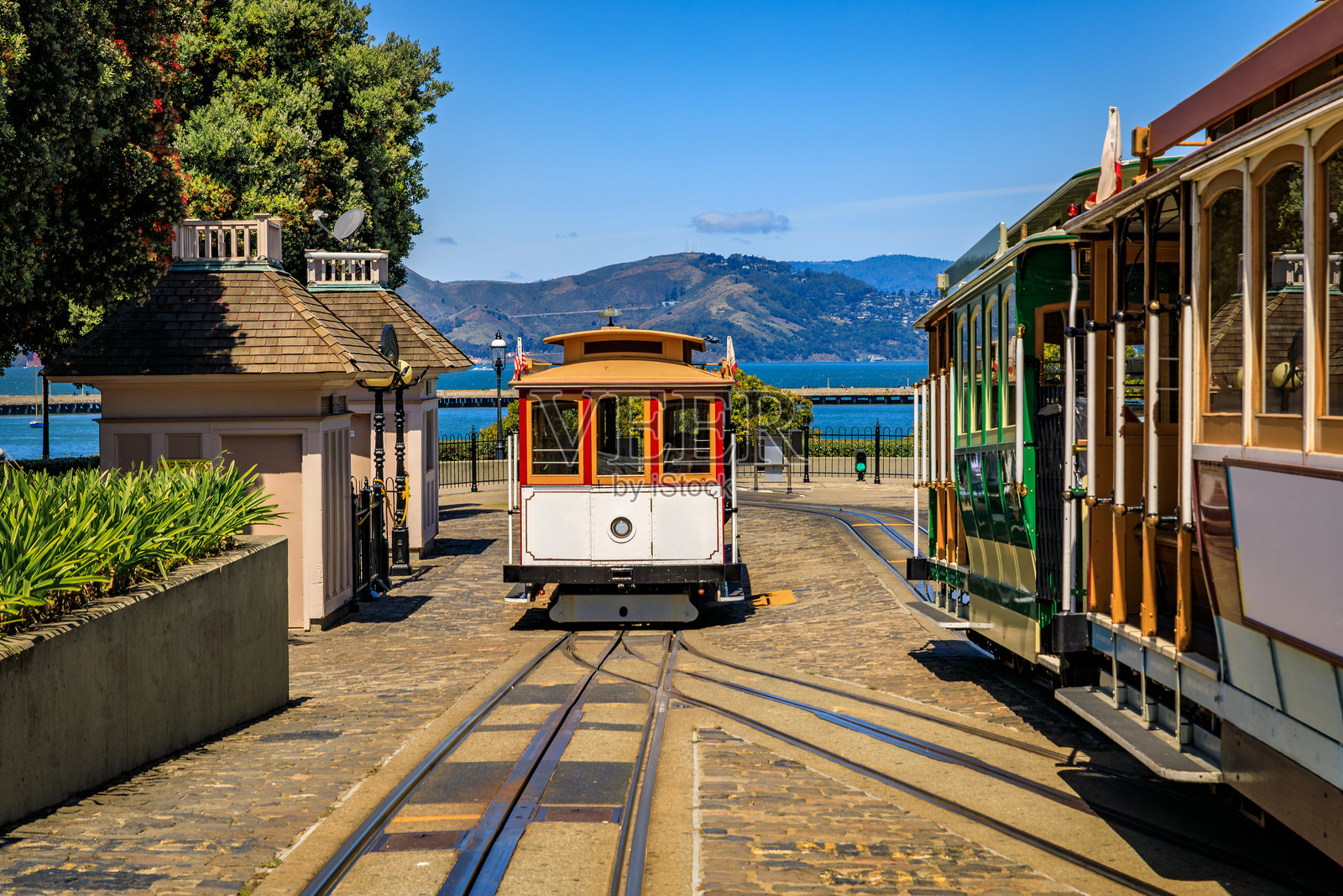 著名的旧金山海德街缆车，俯瞰加利福尼亚湾景。照片摄影图片