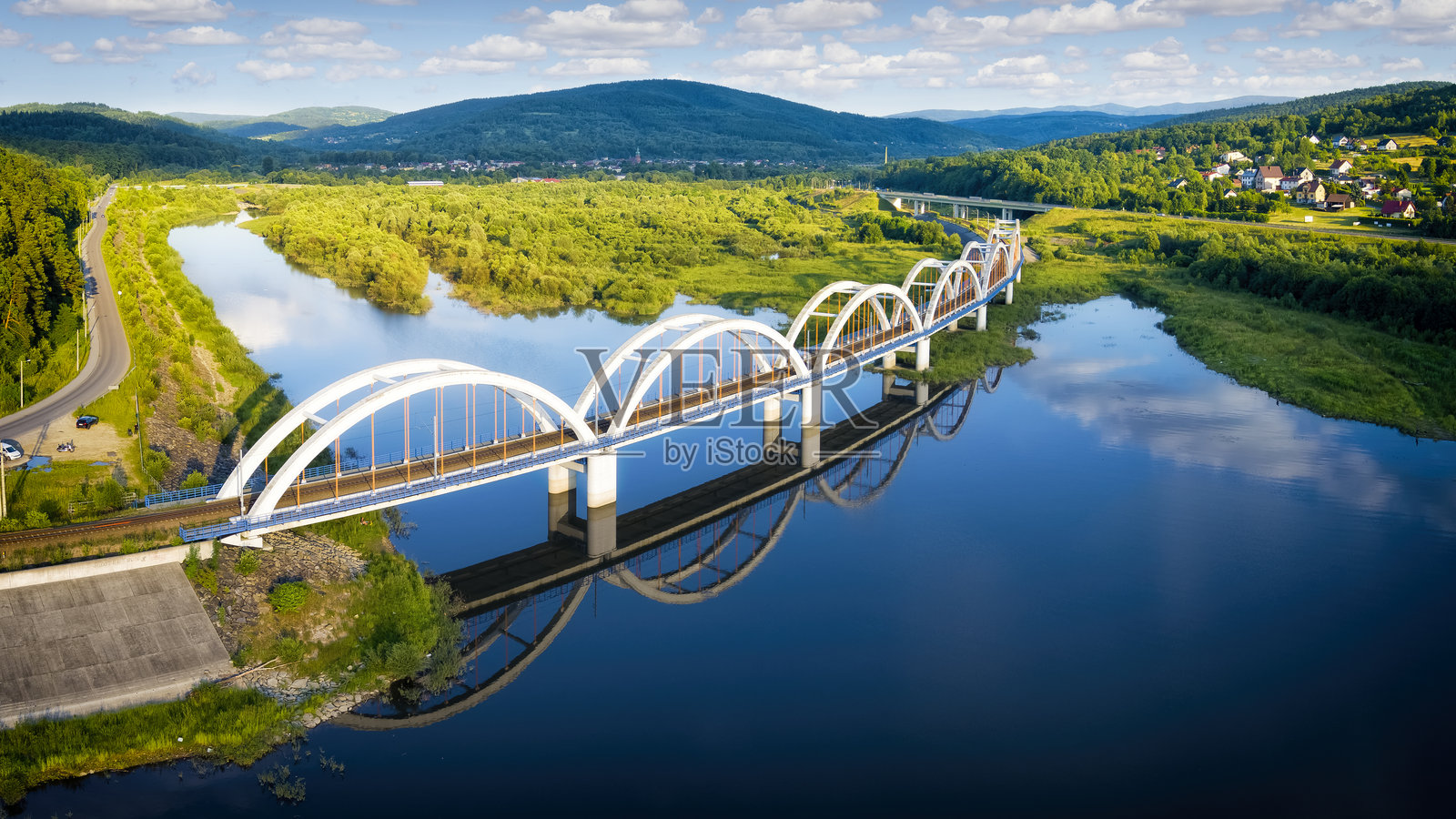 波兰的假期 - 斯卡瓦河上的铁路桥，靠近苏哈别斯基兹卡照片摄影图片