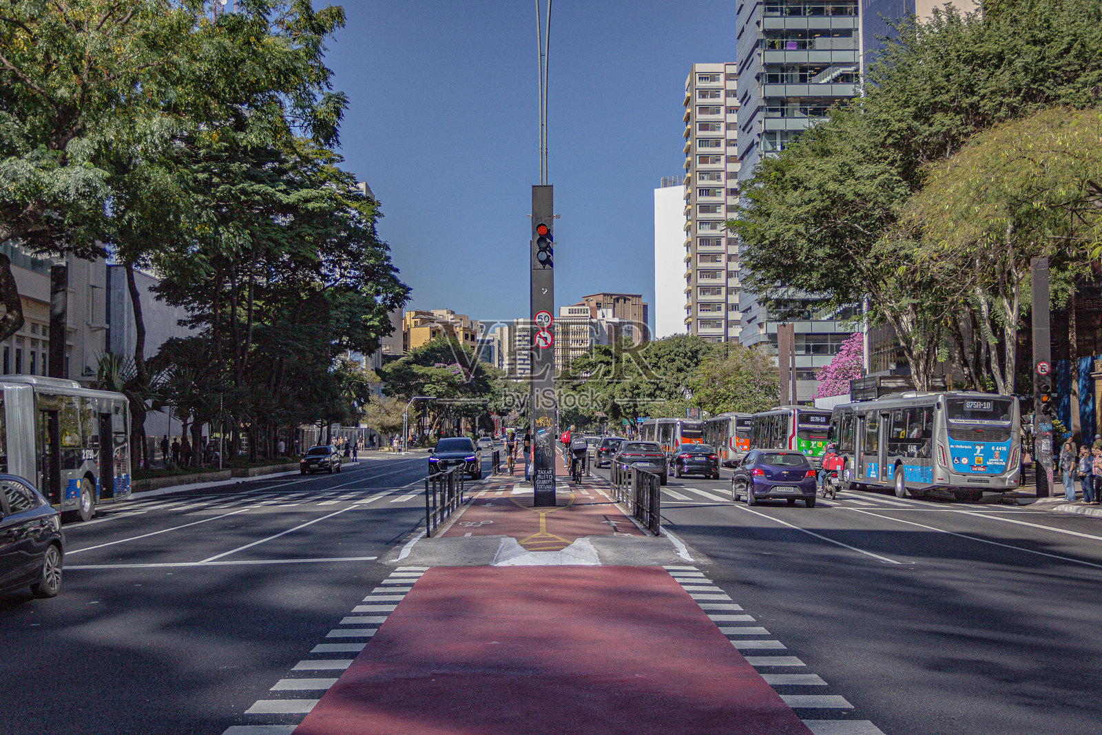 从中央自行车道看到的保利斯塔大道，街道水平低角度视图照片摄影图片