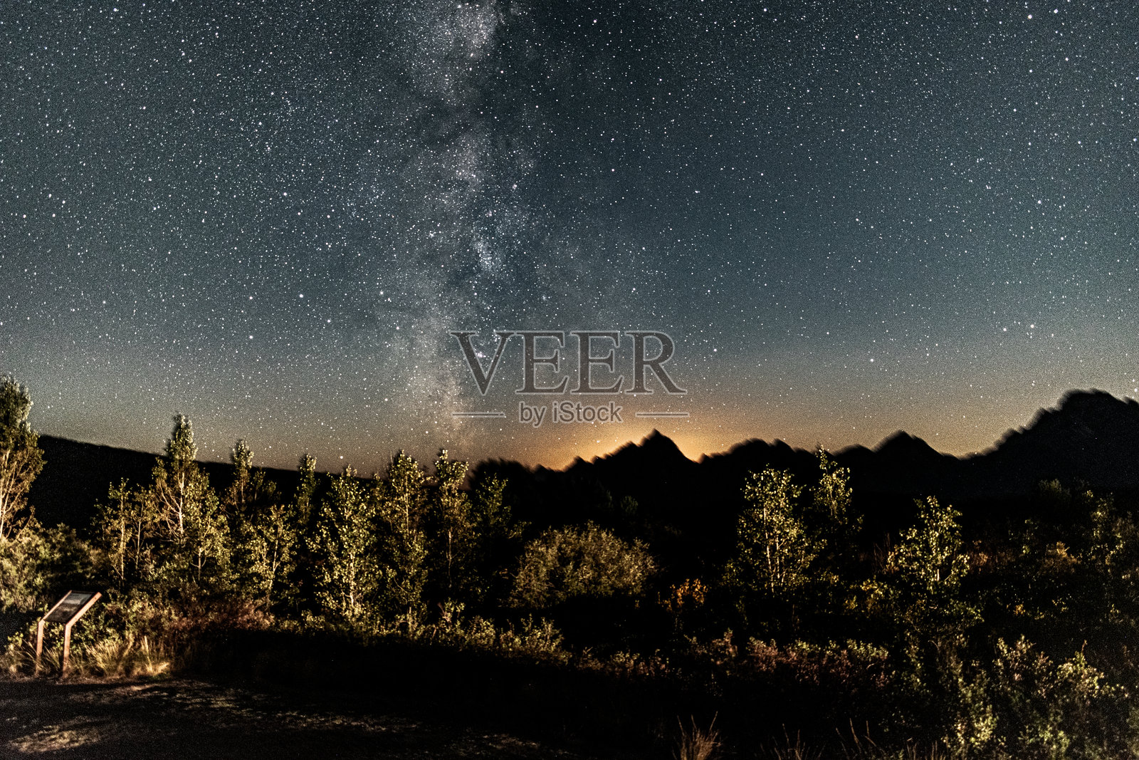 月光与银河映照在大提顿山脉上照片摄影图片