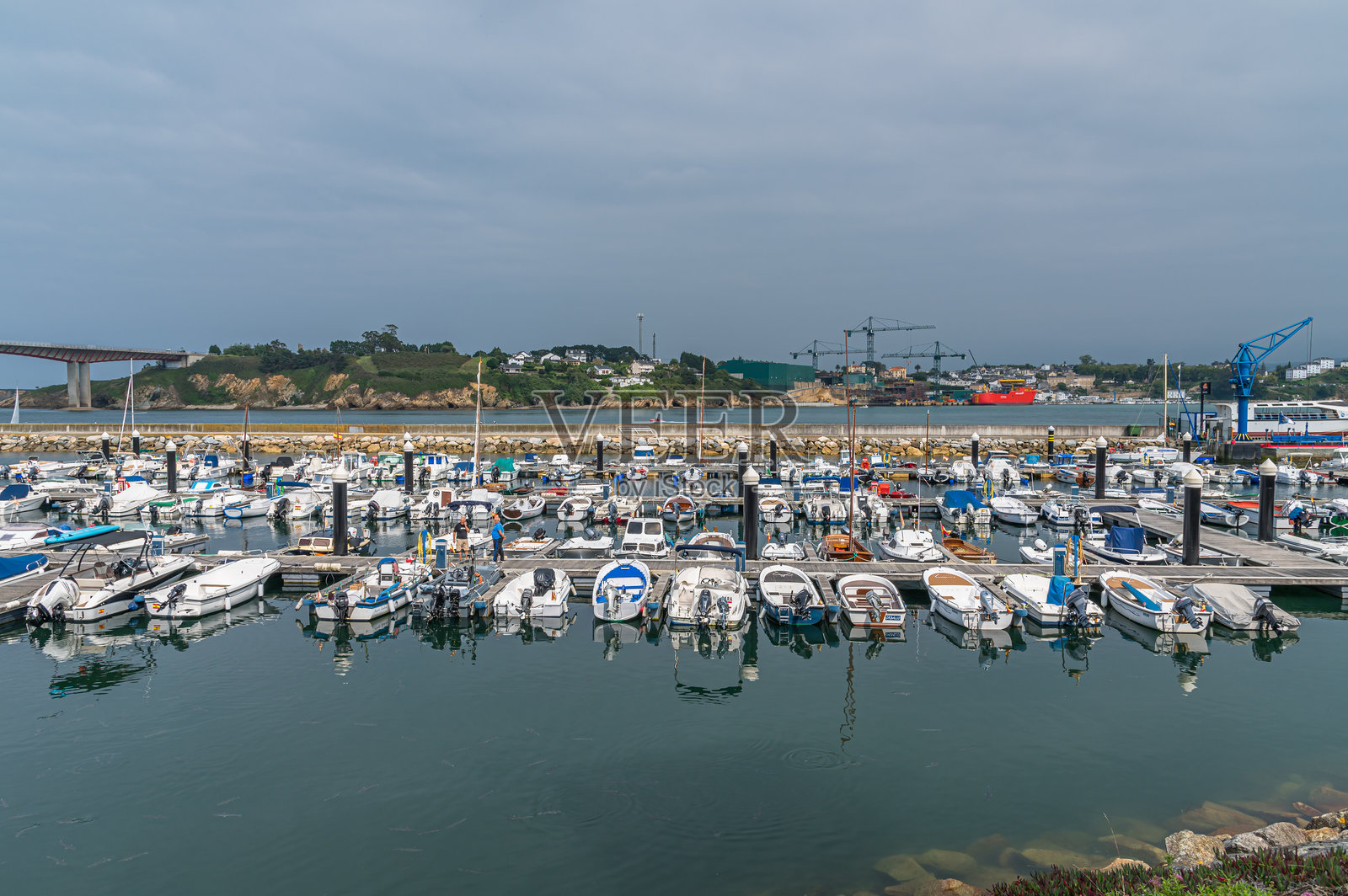 西班牙里巴德奥港口的景观,背景是阿斯图里亚斯的菲格拉斯港船厂。照片摄影图片