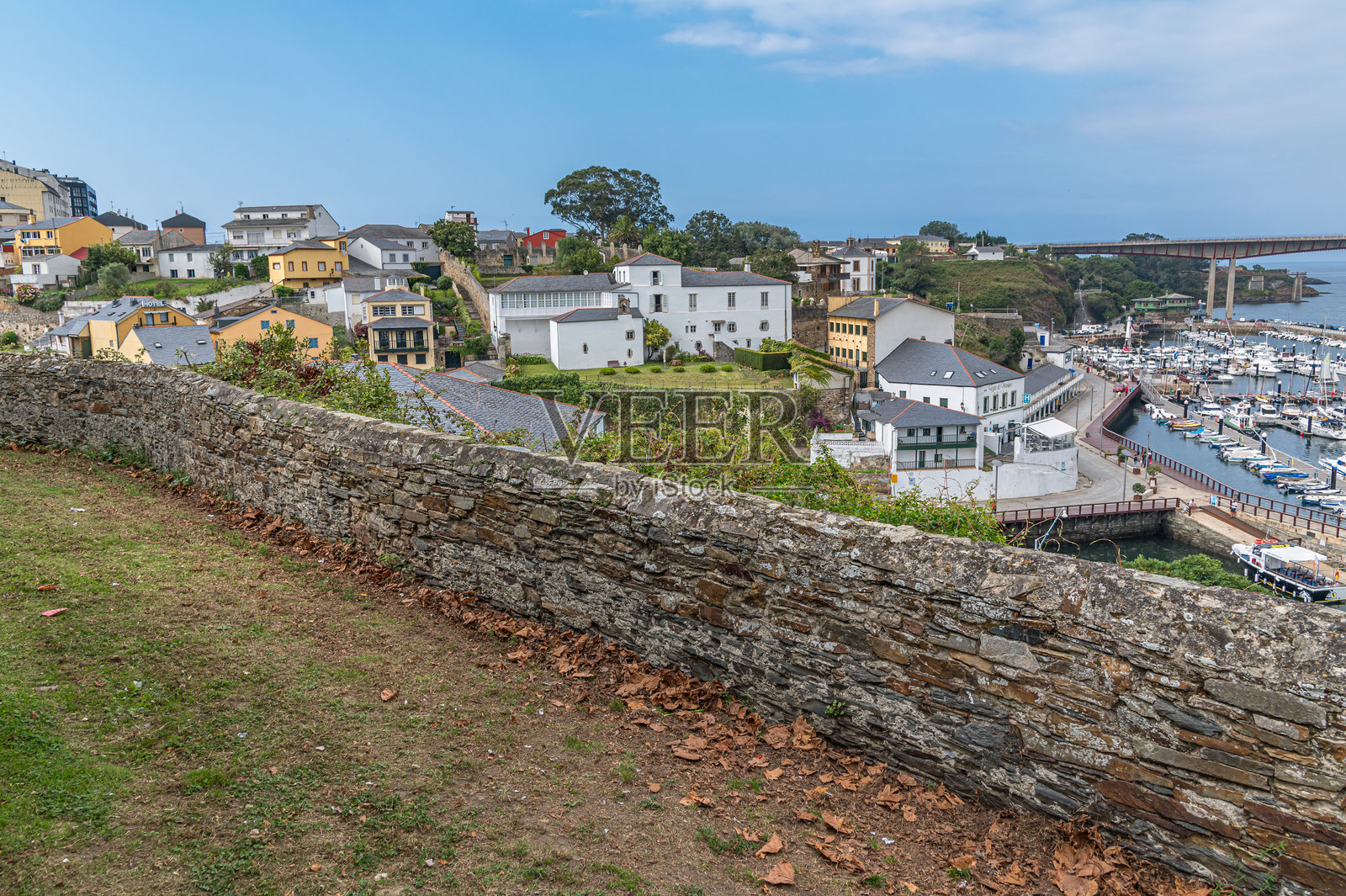 西班牙加利西亚里巴代奥港口的鸟瞰图照片摄影图片