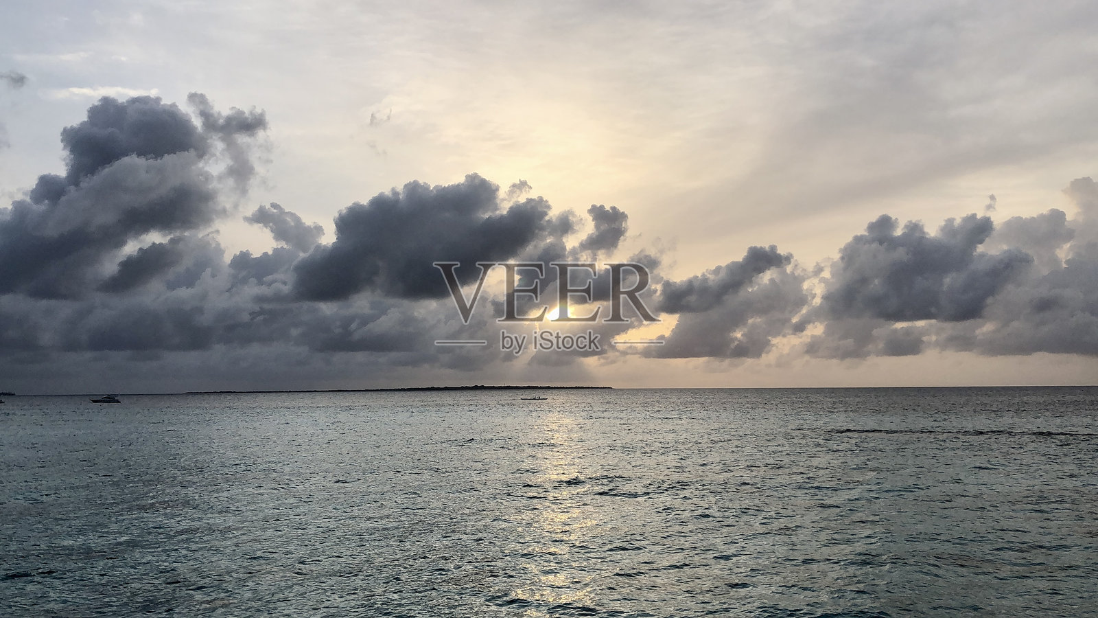 黎明时分，泳池前方是无尽的海洋地平线照片摄影图片