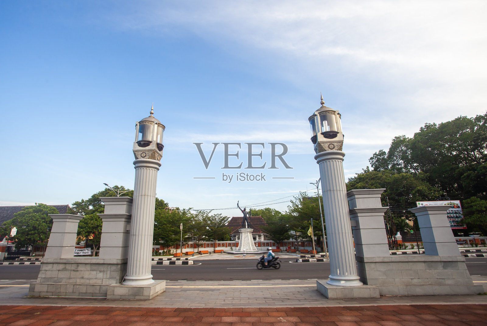 位于印度尼西亚西爪哇的马贾伦卡区广场（alun-alun）的大门。公共开放空间，是聚会和活动的场所，具有独特的陶土设计。照片摄影图片