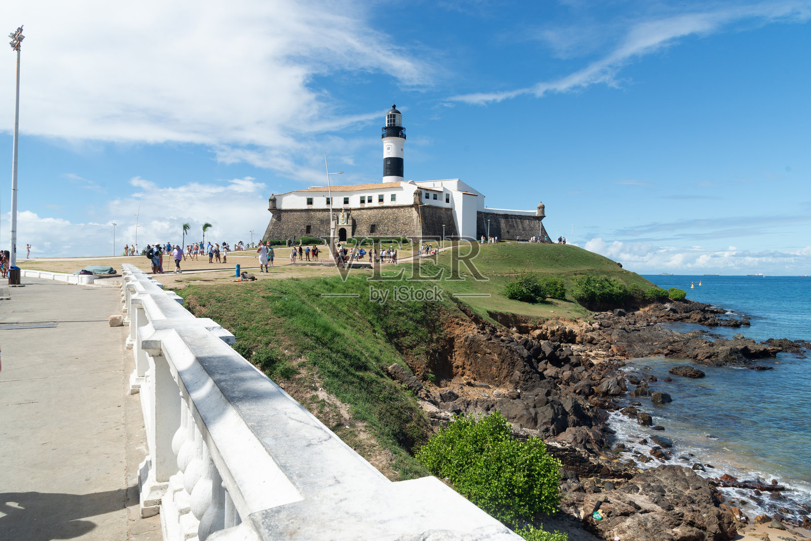 从巴伊亚州萨尔瓦多市地面看到的巴拉灯塔。照片摄影图片