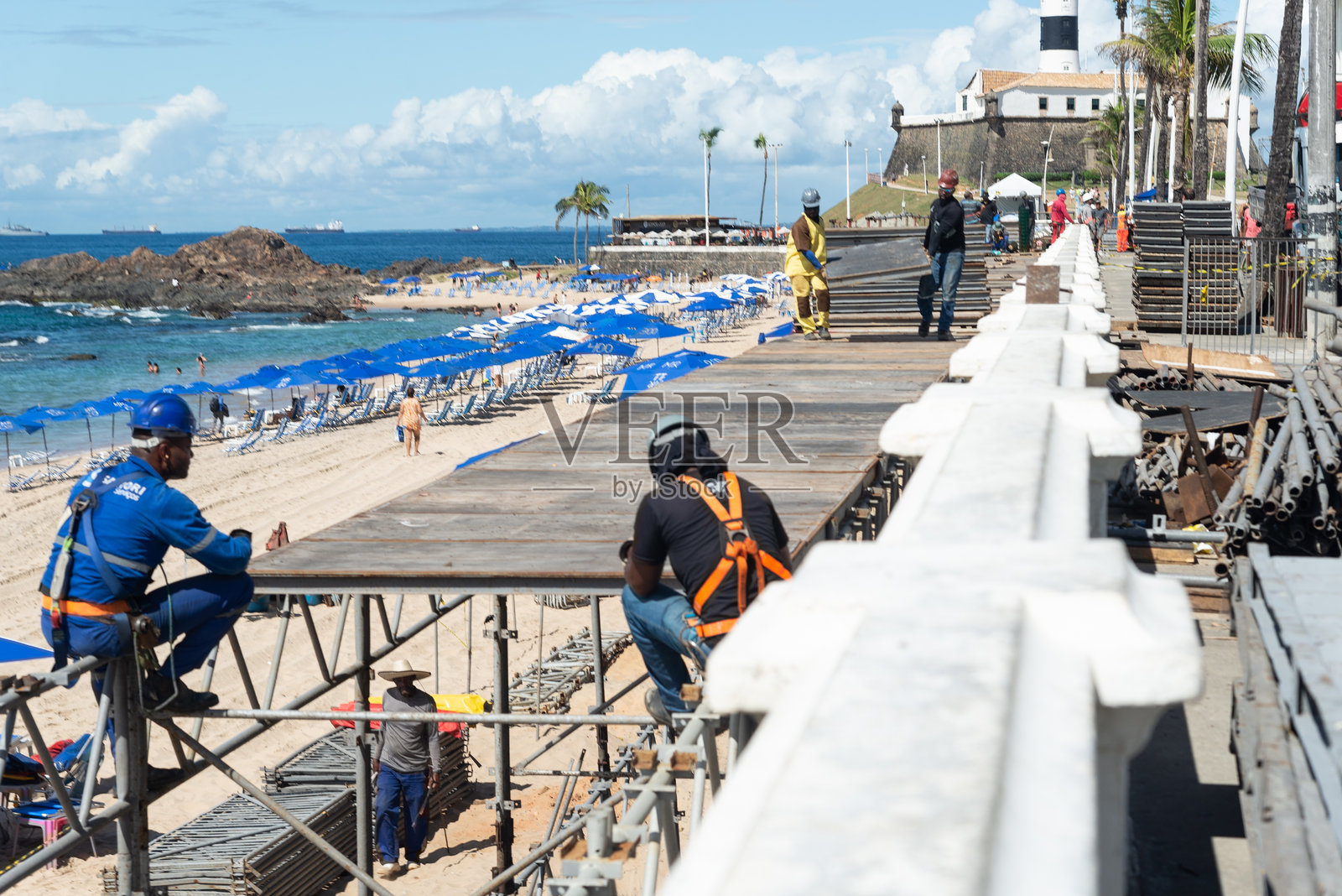 在巴伊亚州萨尔瓦多市的法罗尔达巴拉海滩,2025年嘉年华的铁结构正在被组装的特写镜头。照片摄影图片