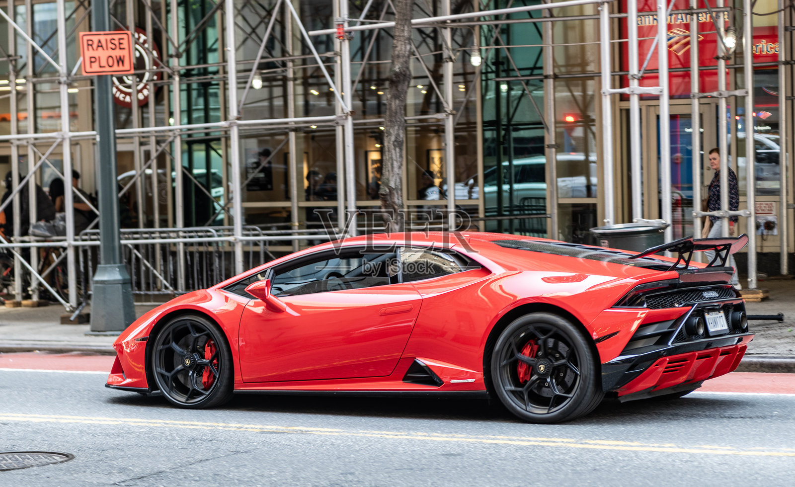 兰博基尼Huracan EVO LP 640-4 Performante跑车停在户外,侧面视图照片摄影图片