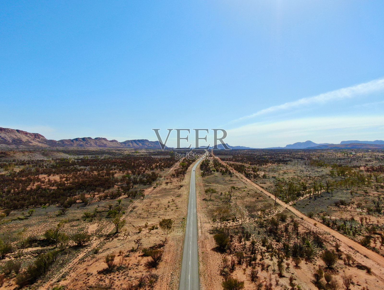 一条偏远公路在广袤的澳大利亚内陆延伸的鸟瞰图照片摄影图片