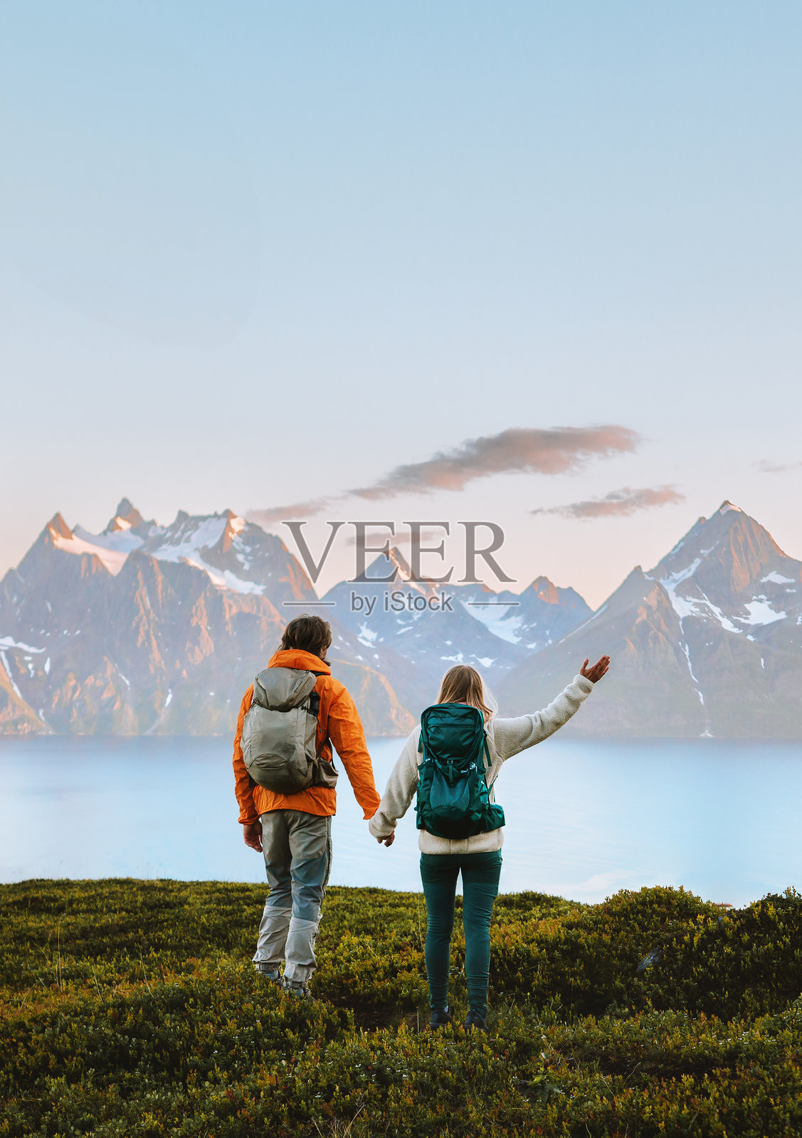 情侣在挪威徒步旅行，男女享受山景，健康的户外生活方式，活跃的家庭浪漫假期冒险，登山旅行，朋友们在日落时分探索林根阿尔卑斯山。照片摄影图片