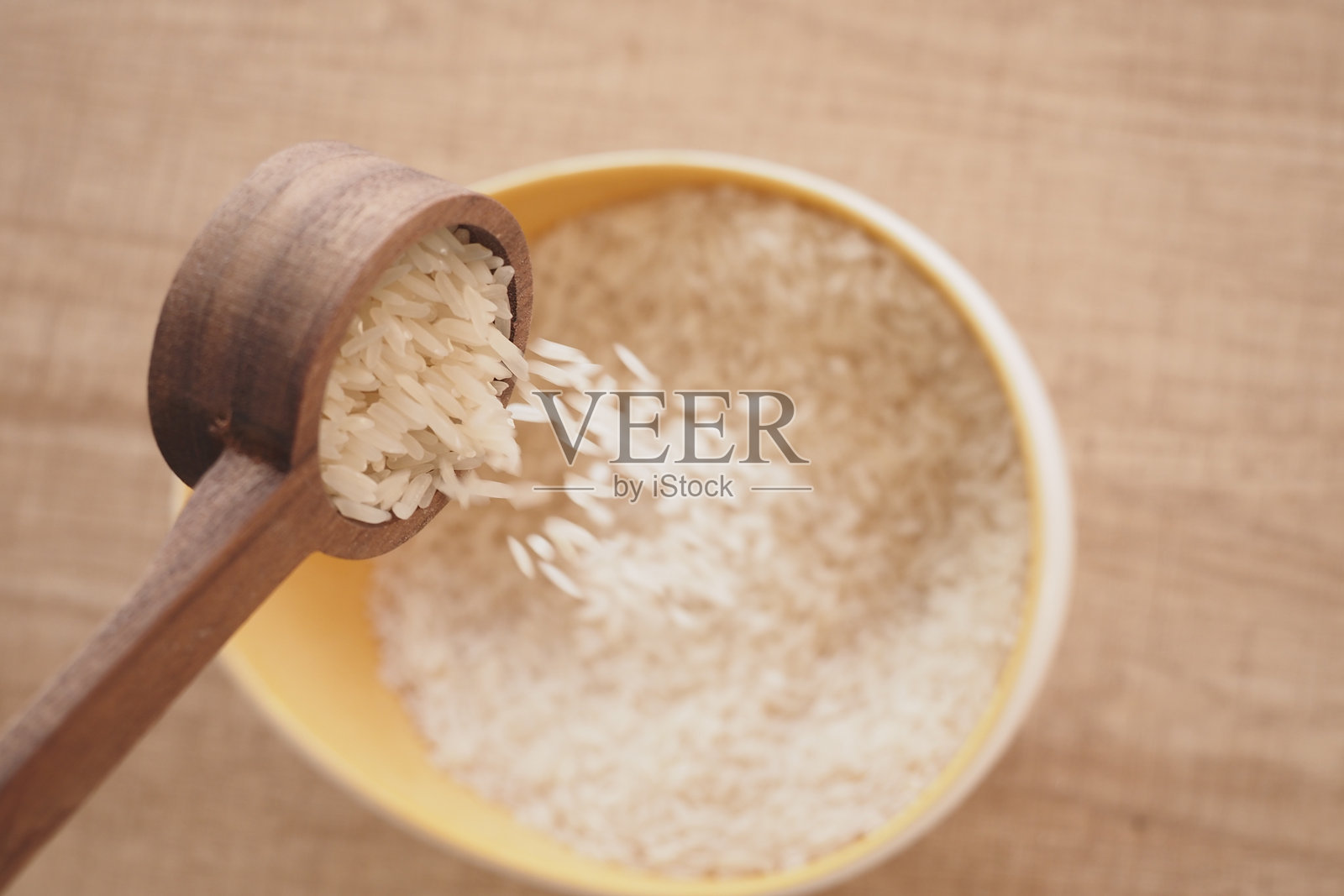 木勺上的生白米照片摄影图片