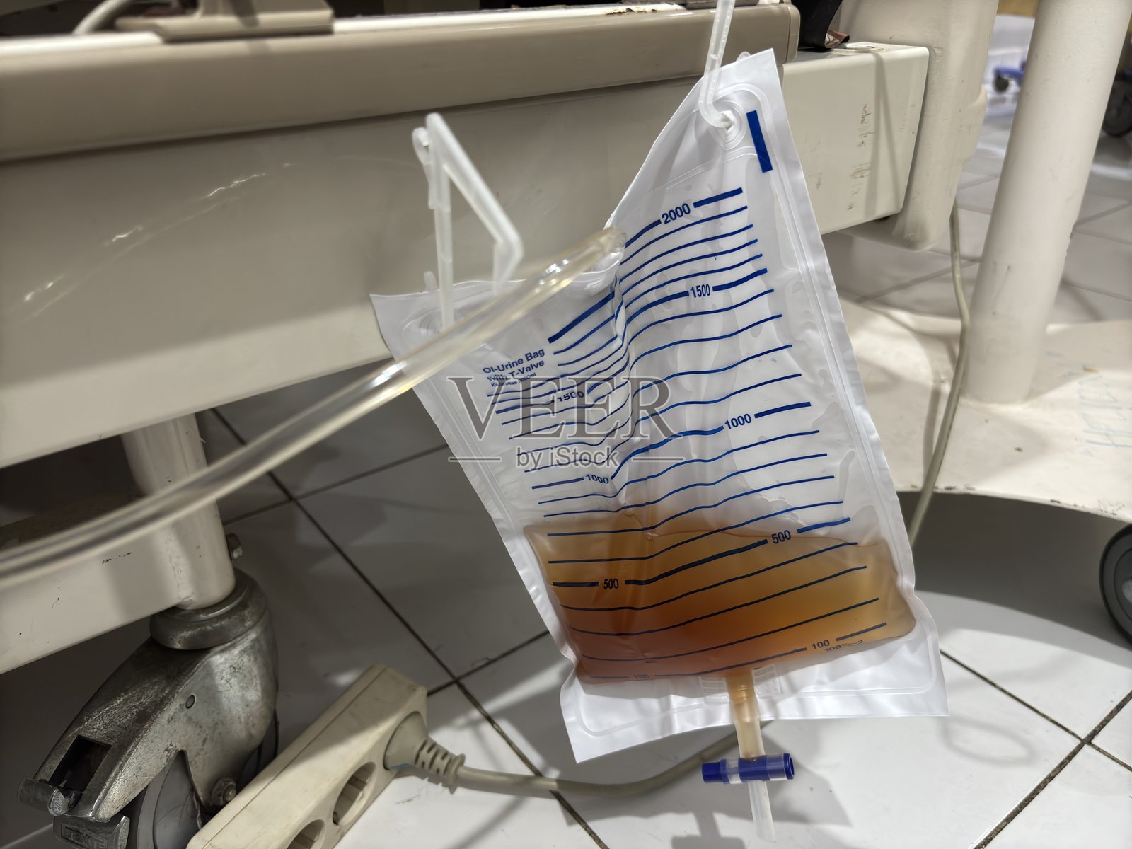 一个装满深琥珀色尿液的尿液收集袋照片摄影图片