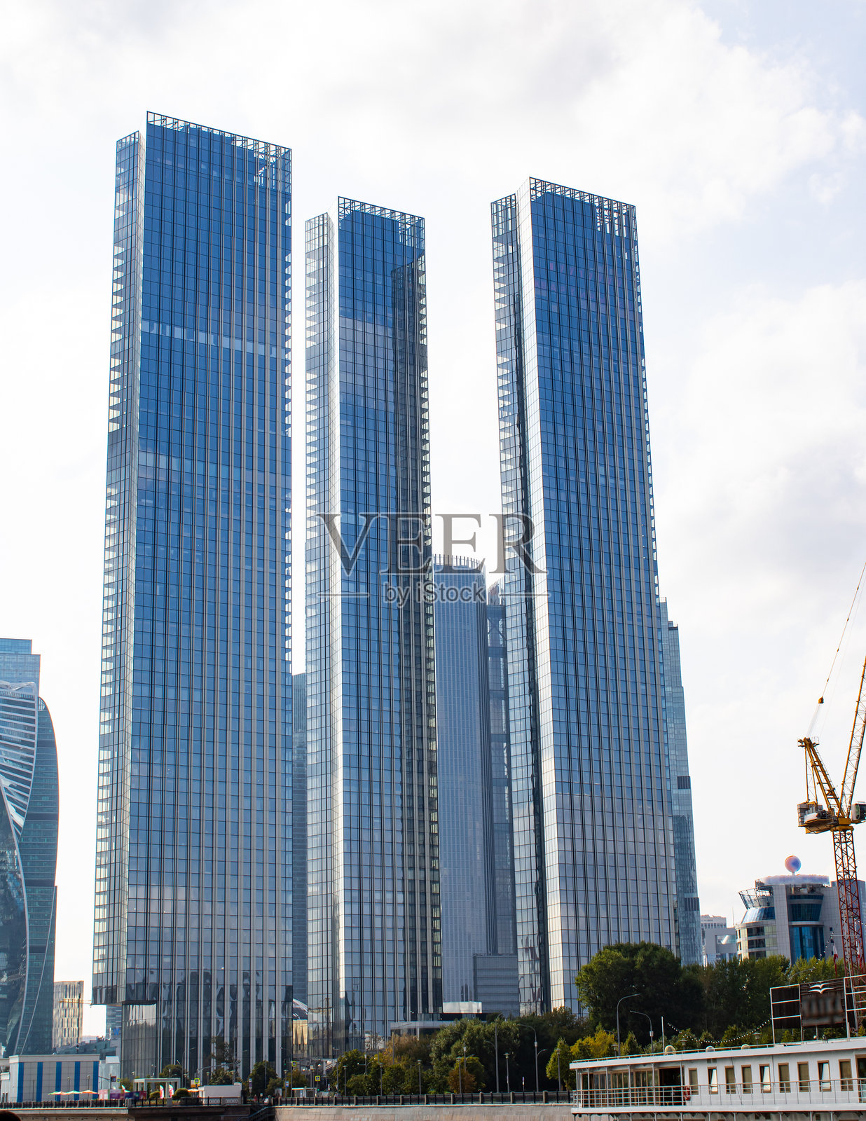 高耸的摩天大楼在天空的映衬下，显得非常壮观，俯瞰着城市。照片摄影图片