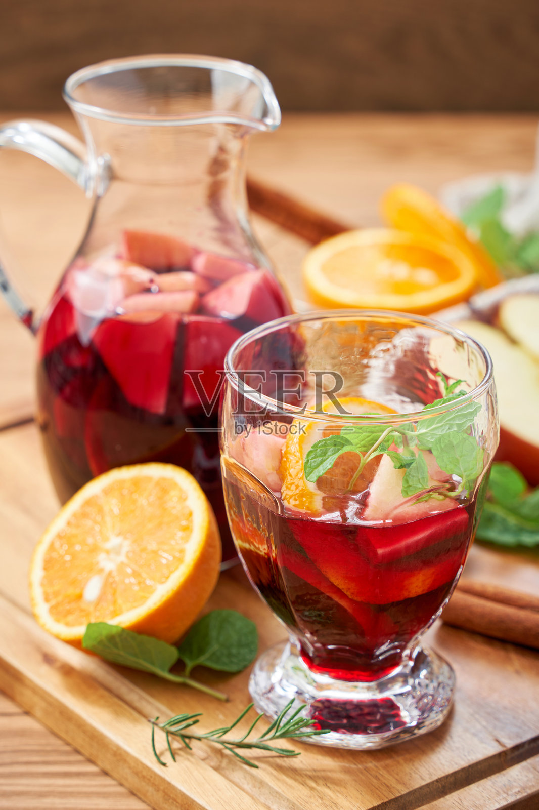 清爽的自制桑格利亚酒，搭配新鲜水果和肉桂照片摄影图片