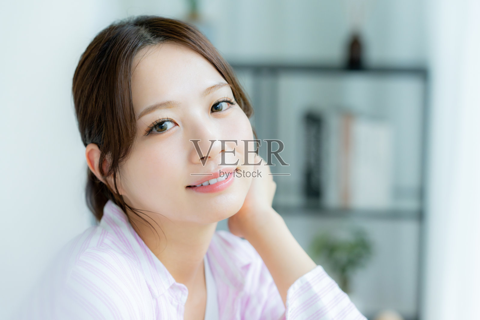 女人在房间里放松照片摄影图片