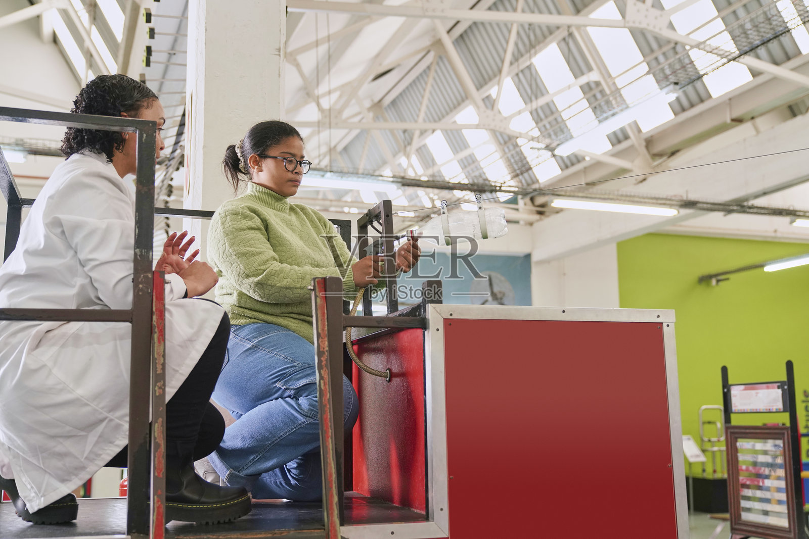 女孩在科学中心玩火箭模型照片摄影图片