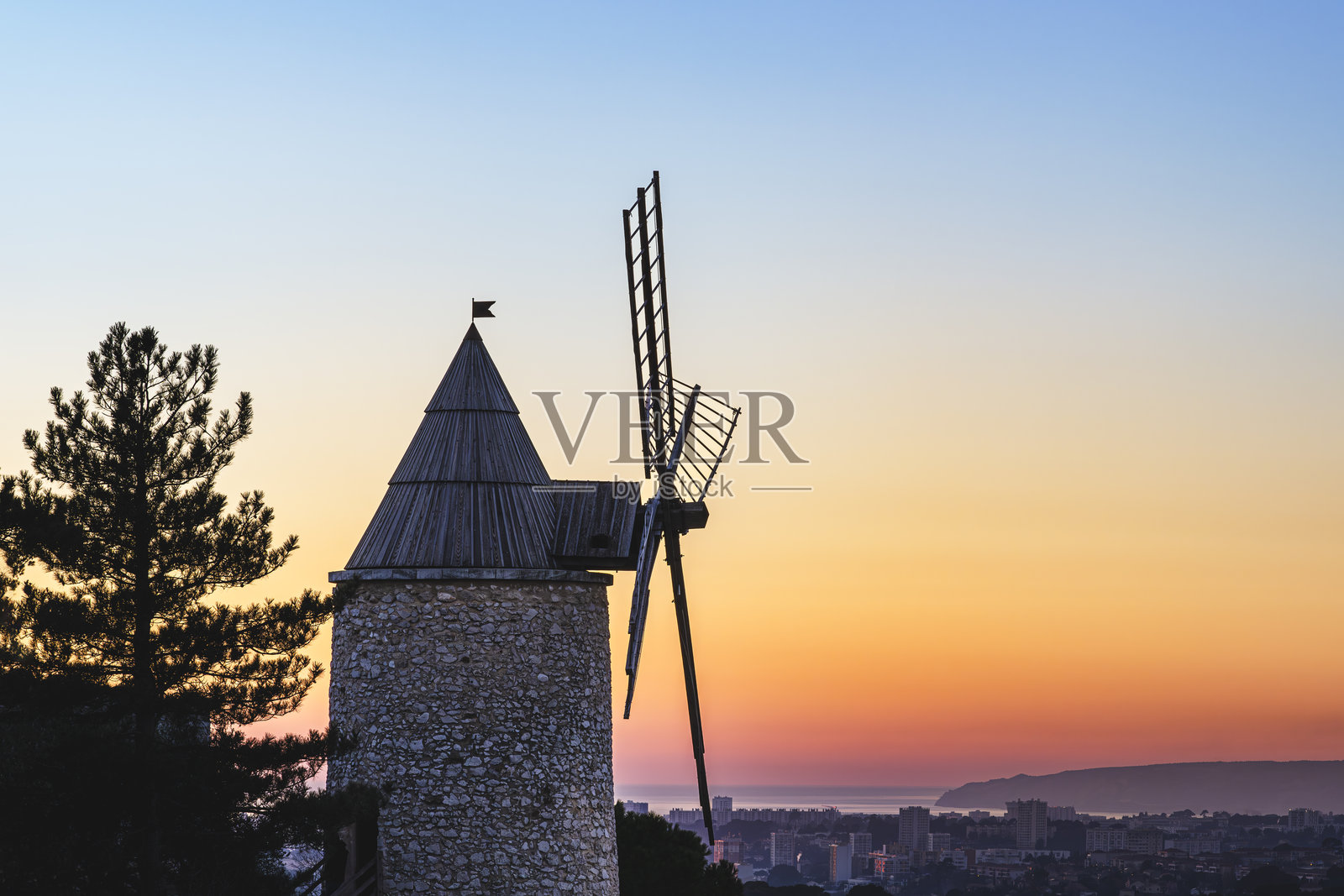 阿拉什的风车与马赛的日落背景照片摄影图片