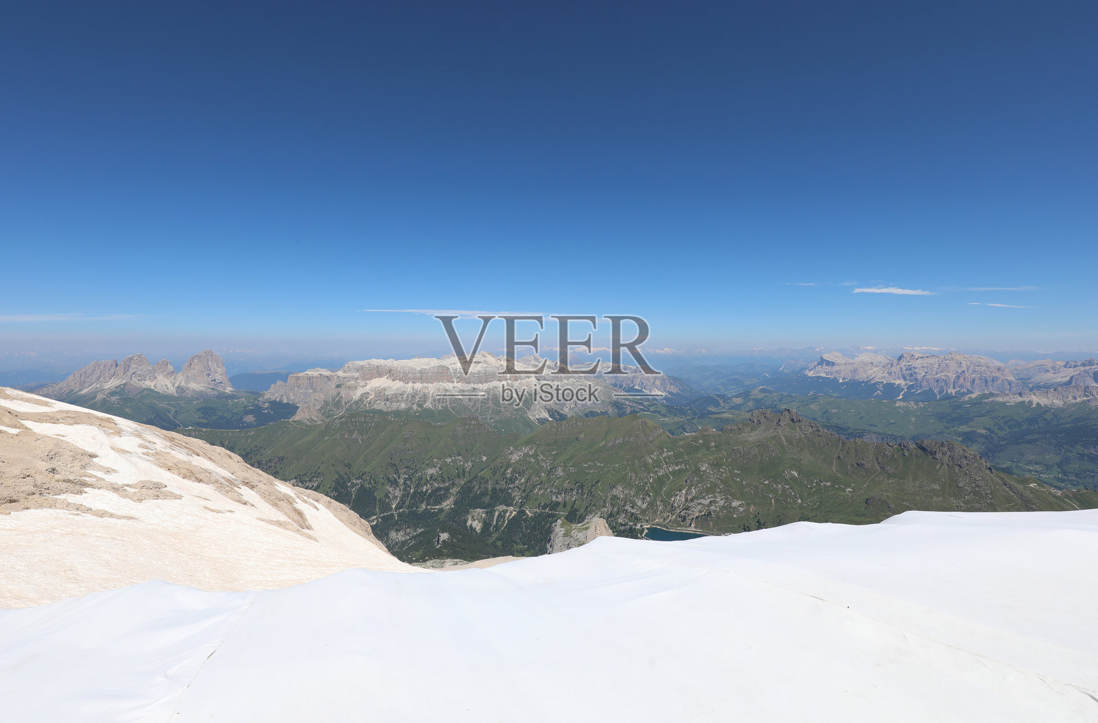 从3300米以上的海拔俯瞰欧洲阿尔卑斯山的壮丽景色以及意大利的冰川雪景照片摄影图片