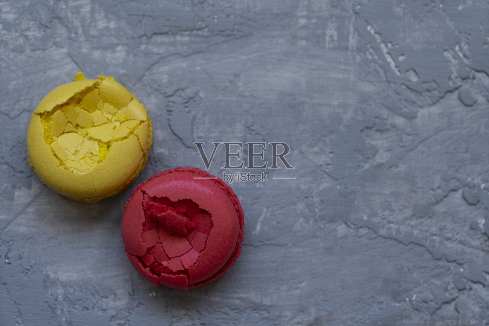 五彩缤纷的马卡龙摆放在石板表面上照片摄影图片