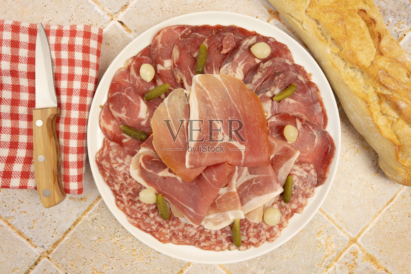 特写镜头，俯视的肉类拼盘照片摄影图片