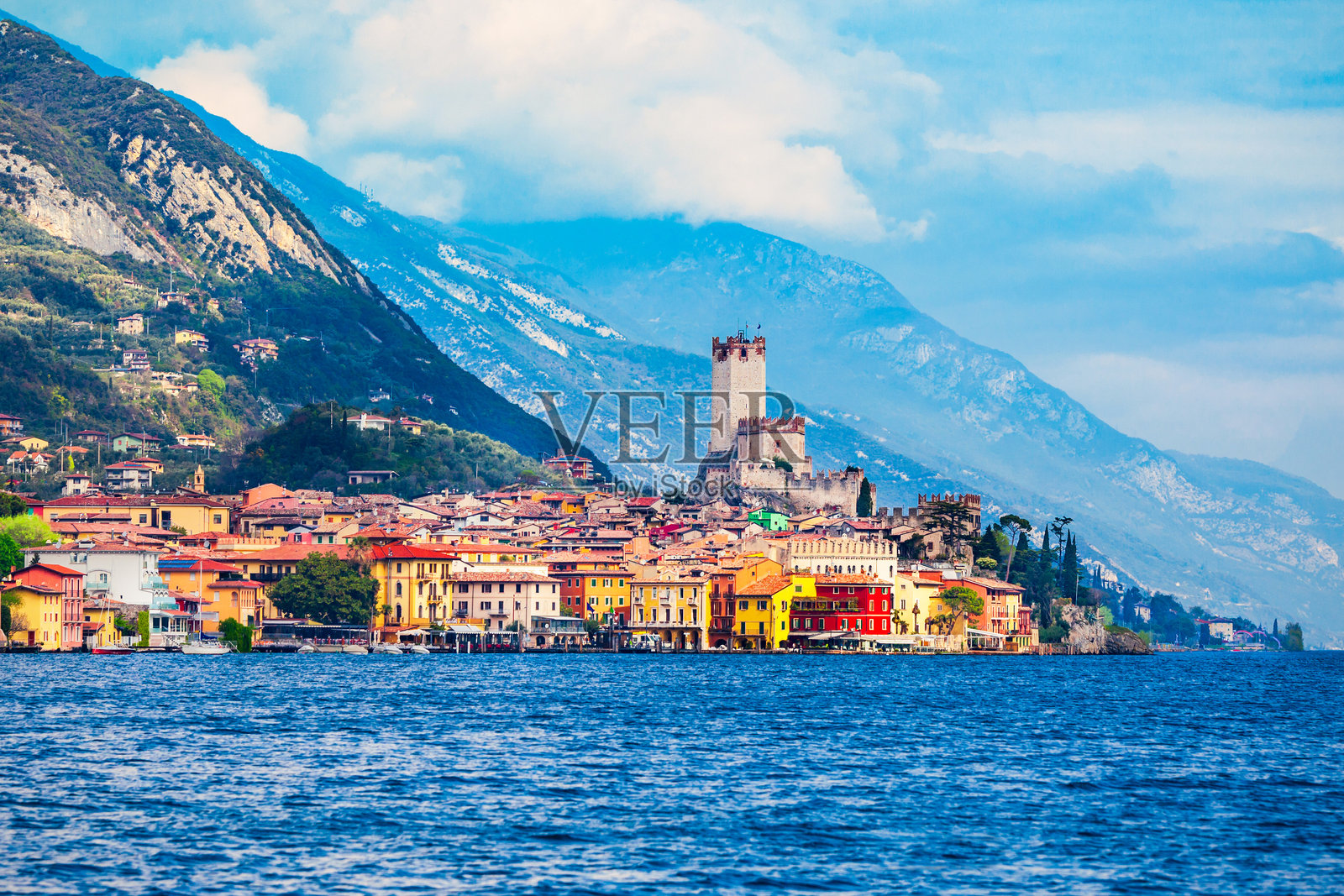 加尔达湖畔的马尔切西内镇照片摄影图片