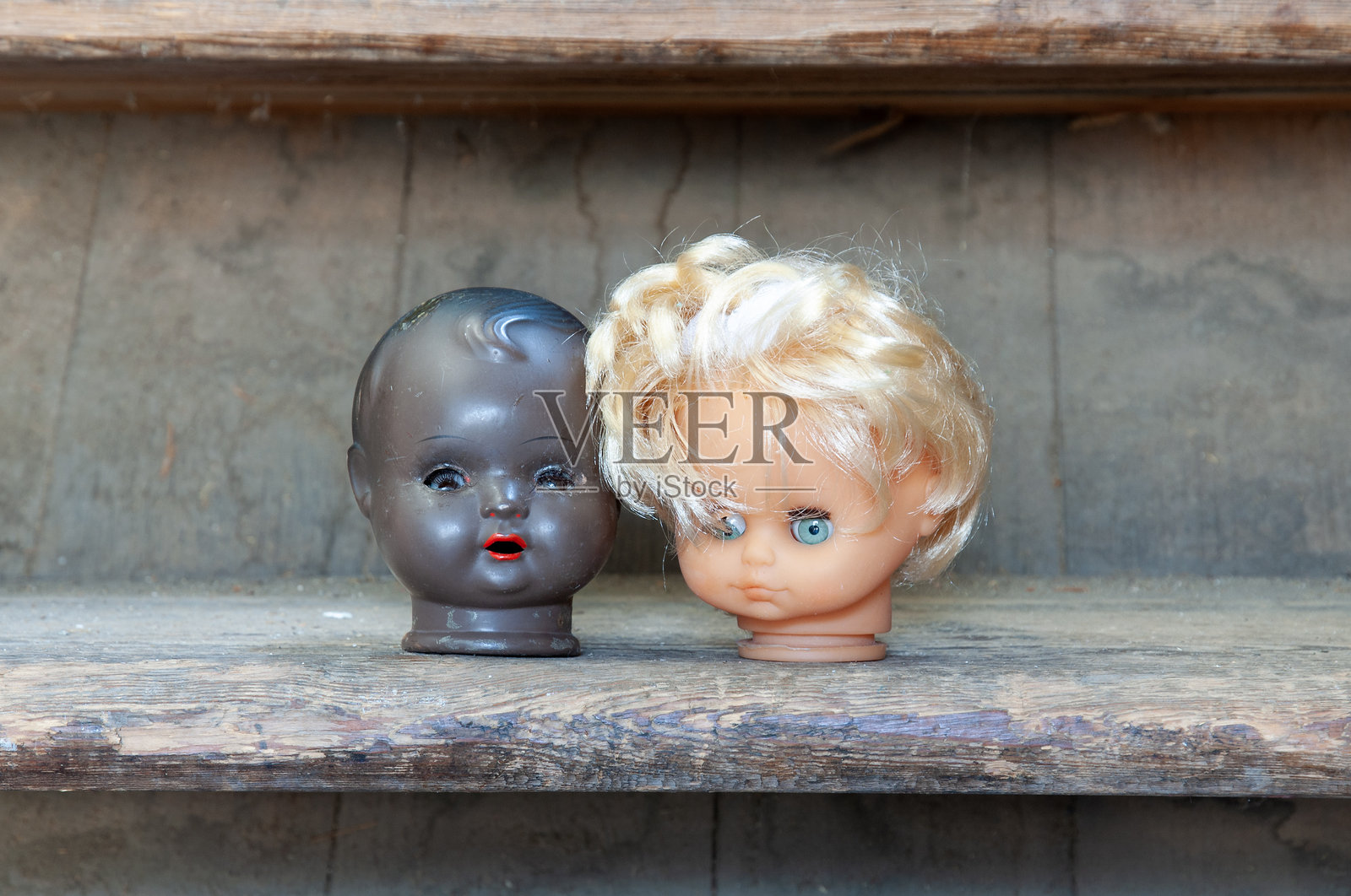 一个黑色和一个白色玩偶的头部。照片摄影图片