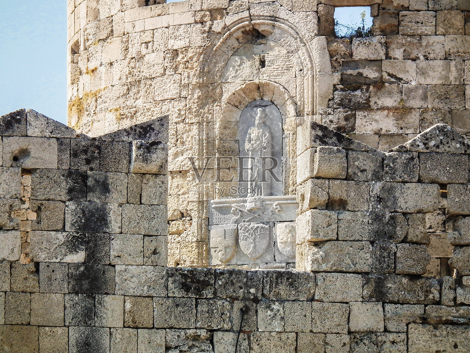 部分保存的浮雕，描绘了统治者和纹章，雕刻在希腊罗德岛罗德市堡垒墙面的石材上。照片摄影图片