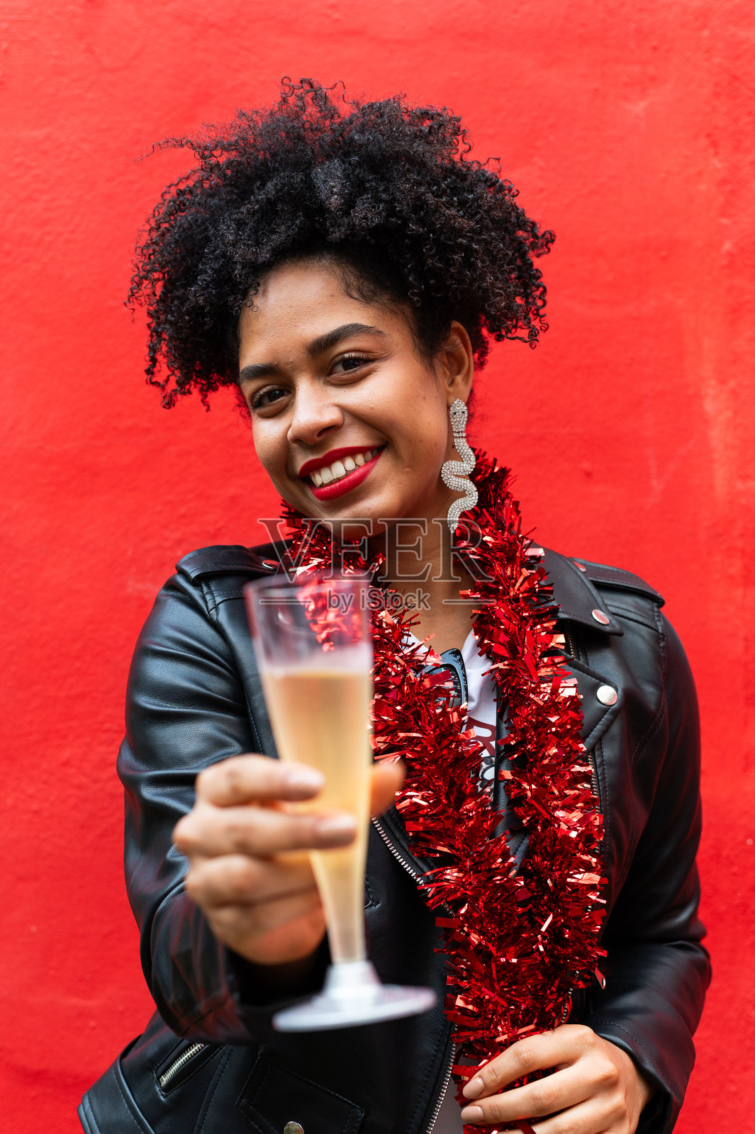 年轻女性举杯香槟庆祝新年夜照片摄影图片