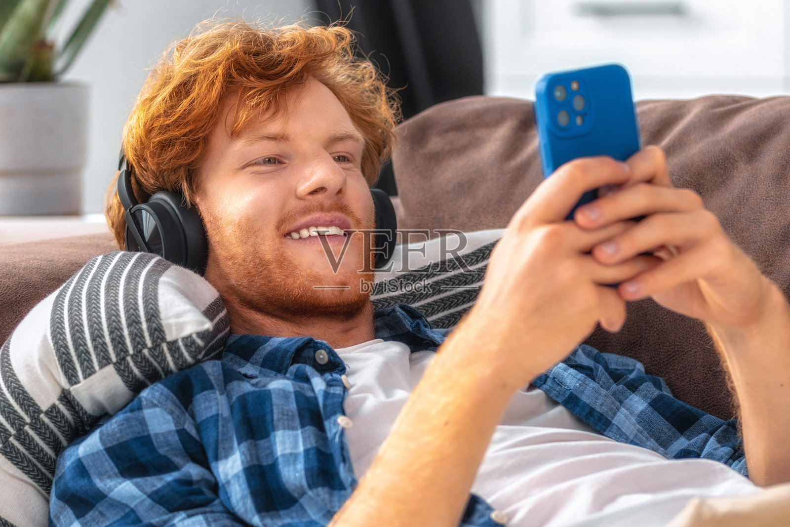 微笑的男人放松地使用智能手机照片摄影图片