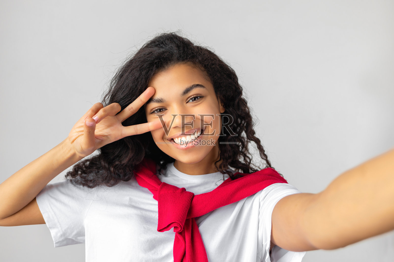 开心的女性做出和平手势自拍照片摄影图片