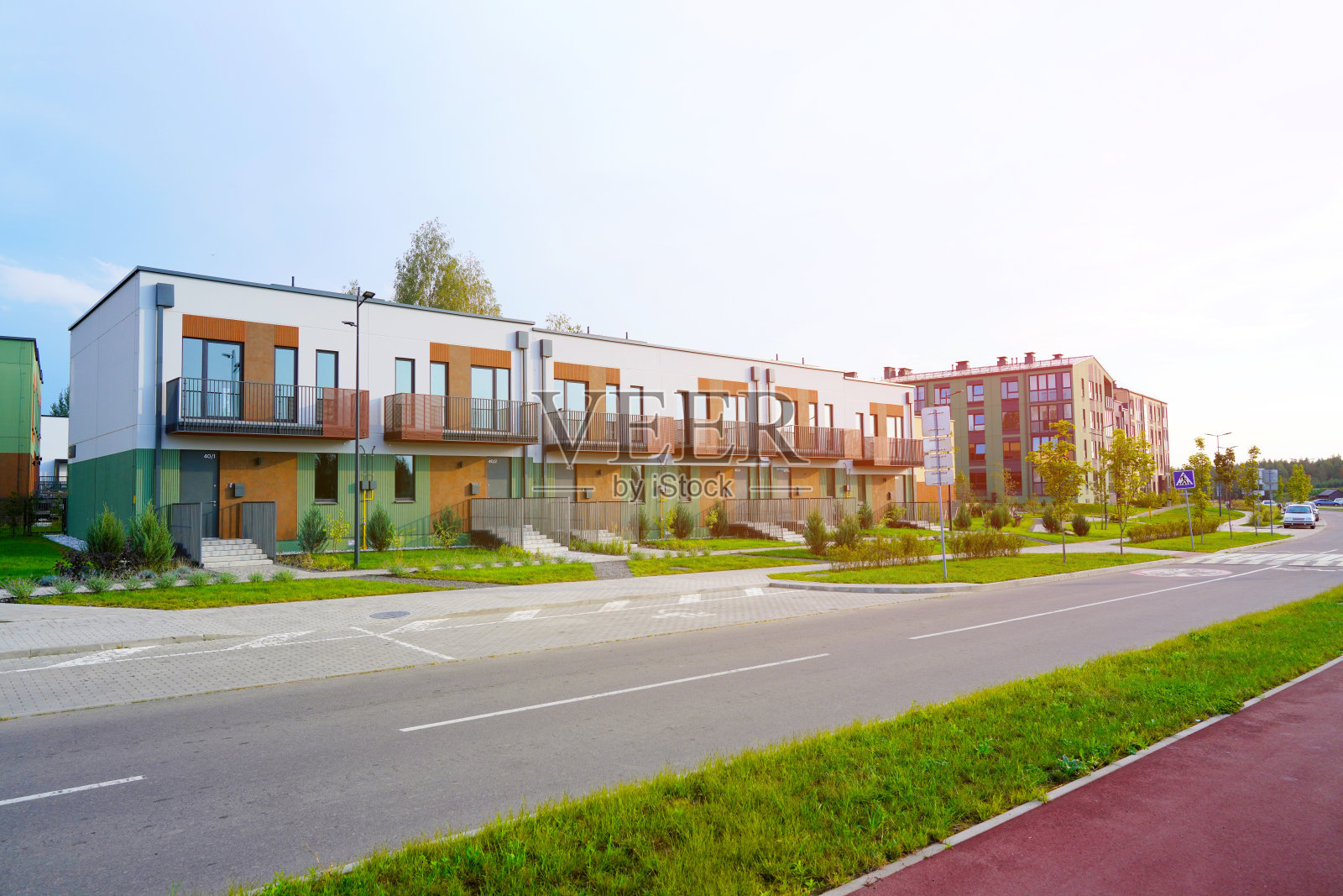 郊区的联排别墅。绿色环境中的新公寓楼。照片摄影图片